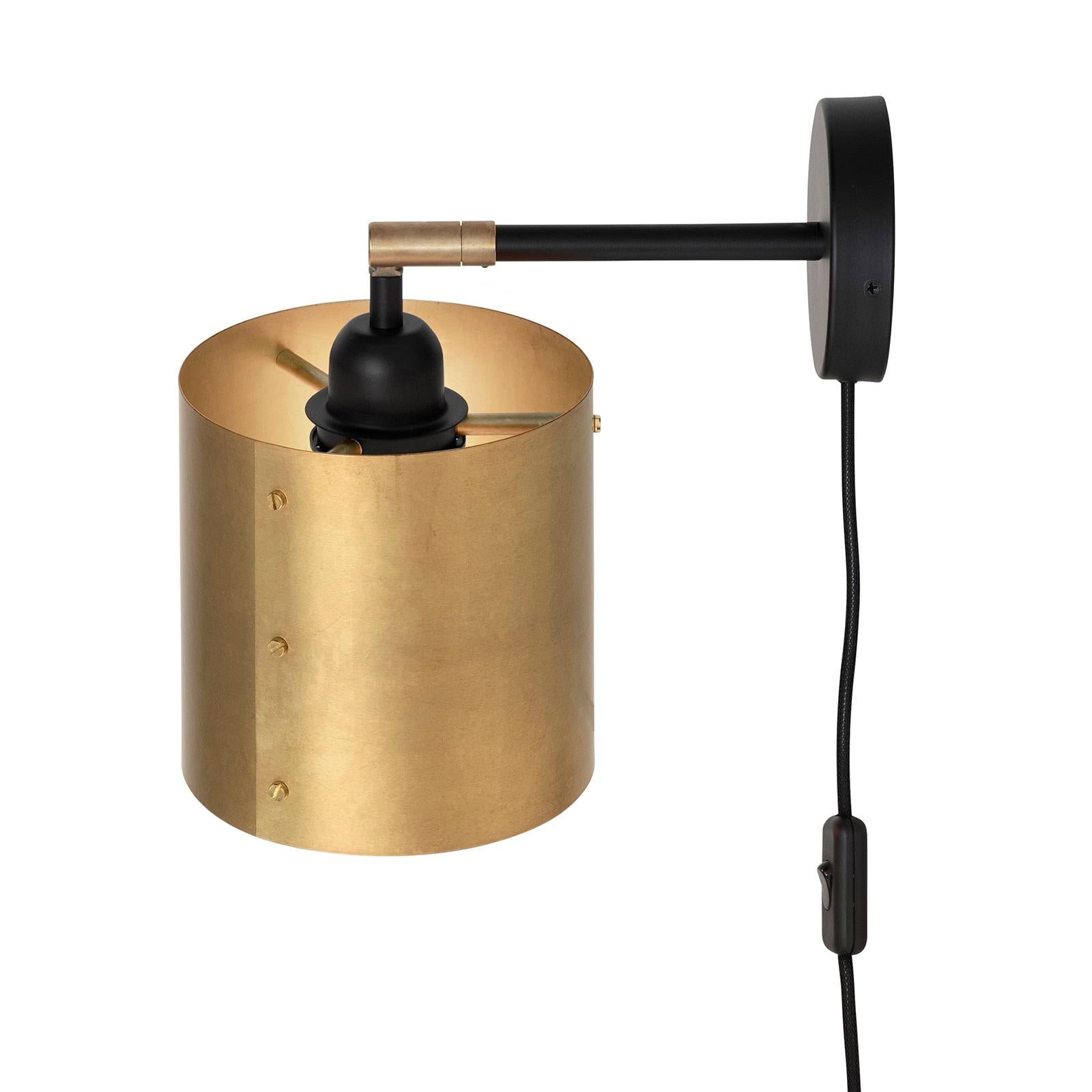 Scandinavian Modern Konsthantverk Svep Brass Black Wall Lamp For Sale