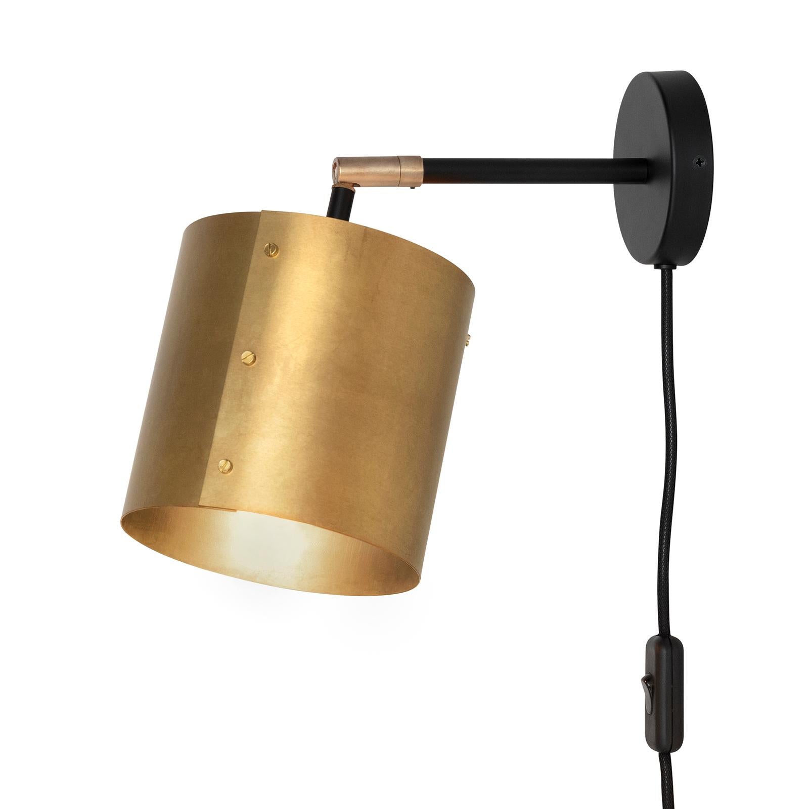 Scandinavian Modern Konsthantverk Svep Brass Wall Lamp For Sale