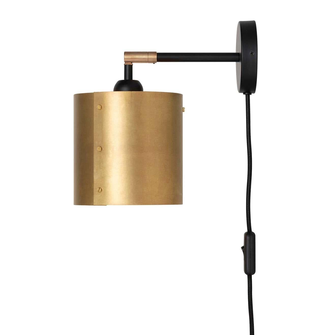 Konsthantverk Svep Brass Wall Lamp In New Condition For Sale In Barcelona, Barcelona