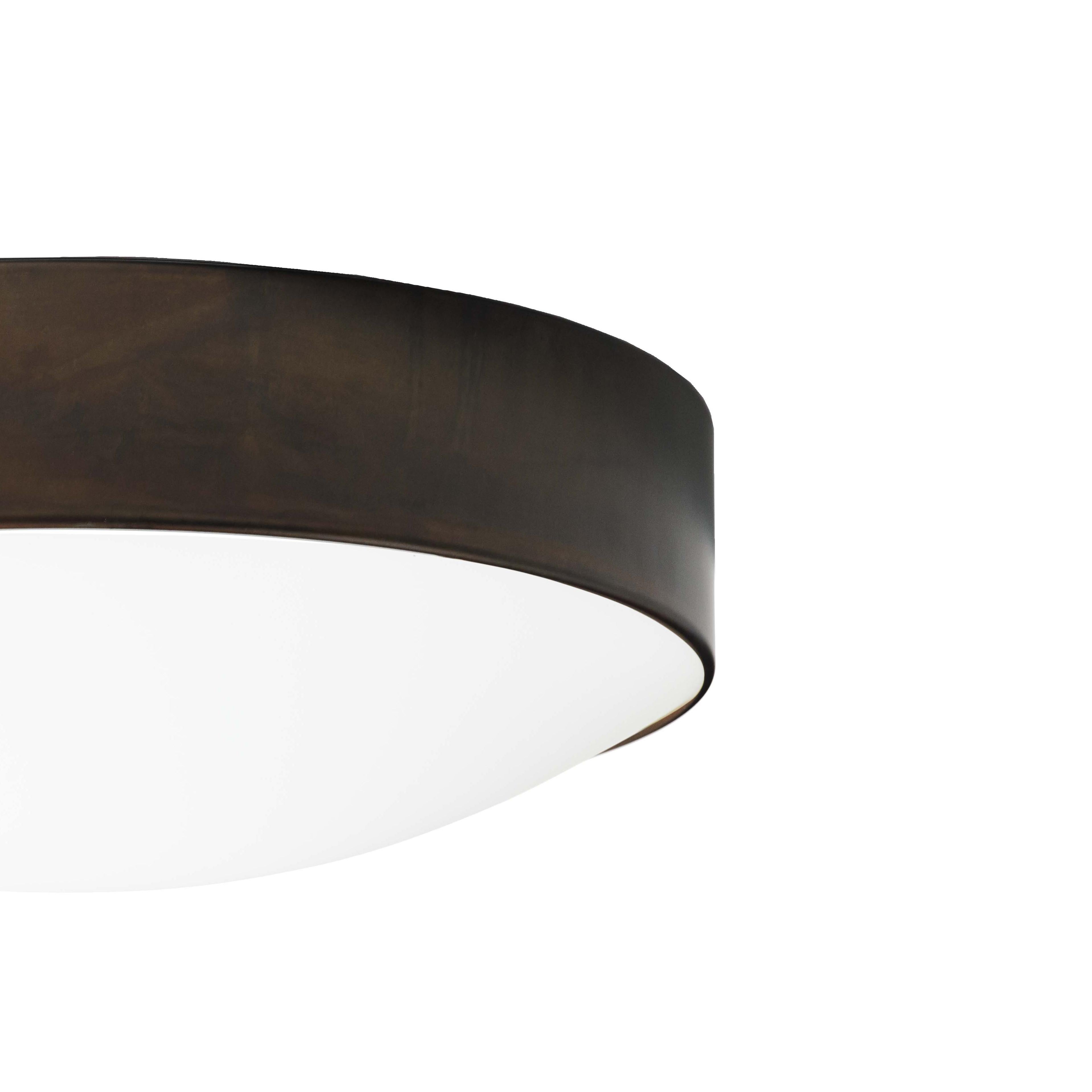 Deckenleuchte Modell Stoby, entworfen von Konsthantverk und von ihnen selbst hergestellt. 

Die Herstellung der Lampen, Wandleuchten und Stehlampen erfolgt in handwerklicher Weise mit den gleichen Materialien und Techniken wie bei den ersten