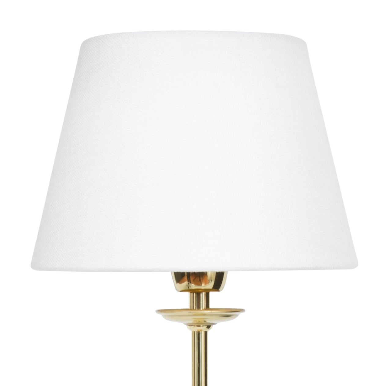 Lampe modèle Uno grande lampe de table en laiton poli conçue par Konsthantverk et fabriquée par eux-mêmes.

La production des lampes, des appliques et des lampadaires est réalisée de manière artisanale avec les mêmes matériaux et techniques que les