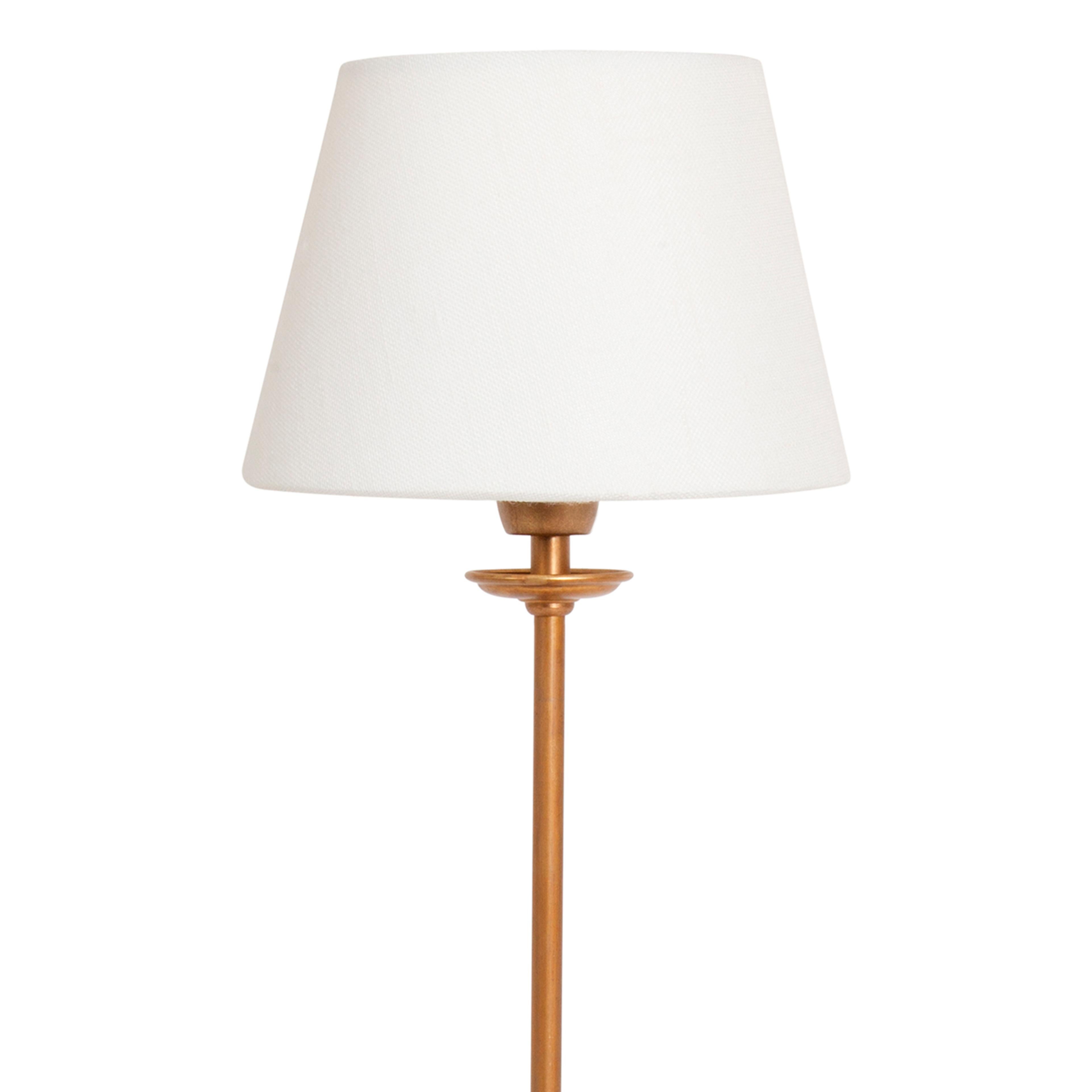 Konsthantverk Uno petite lampe de table en laiton.

On l'appelle généralement la lampe des possibilités. Vous créez votre propre combinaison de rêve à l'aide d'un pied de lampe et d'un écran. La base de la lampe est disponible en deux hauteurs.