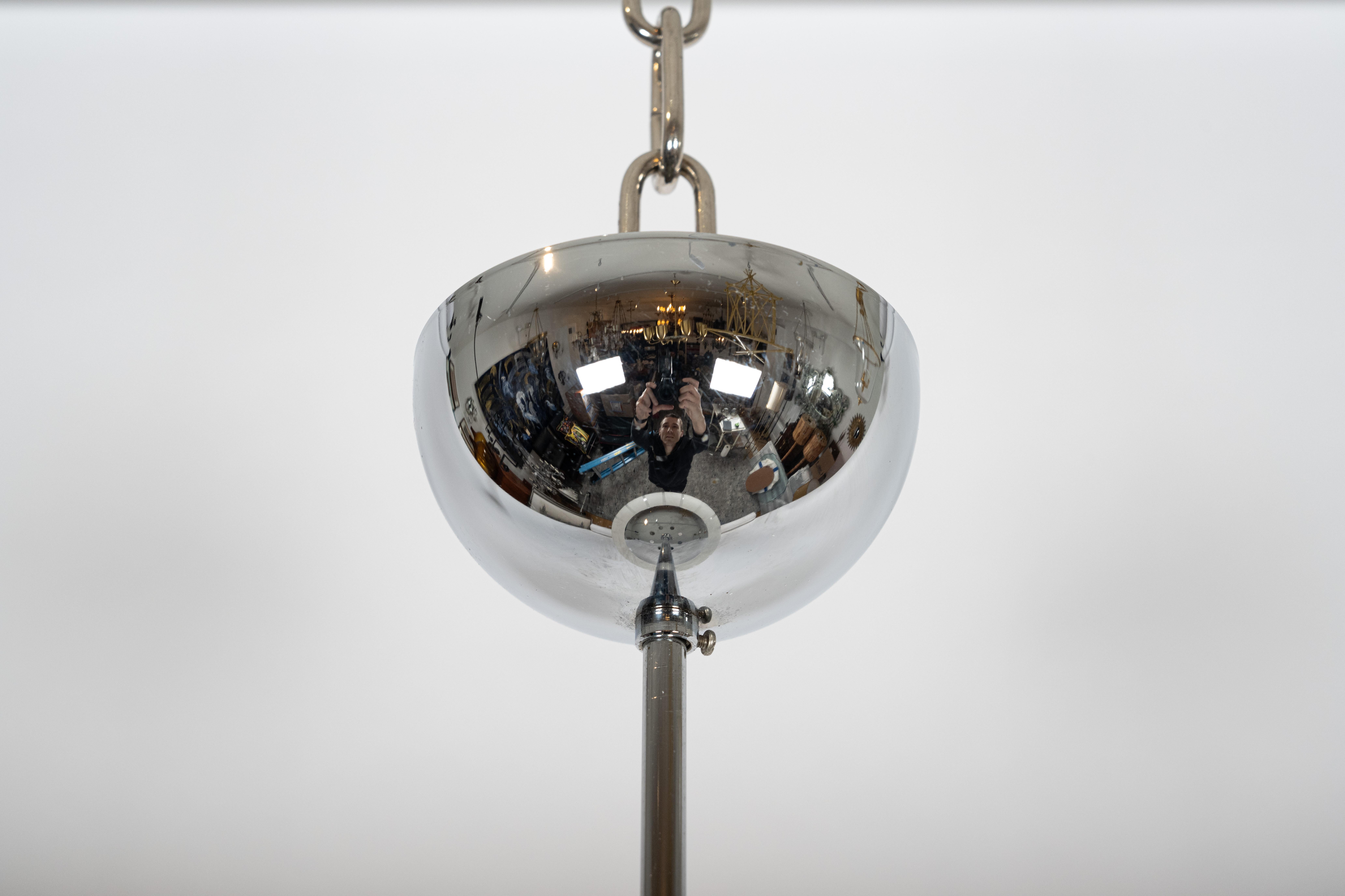 Buriné Konsthanverk Pendentif en verre gravé et chrome en vente