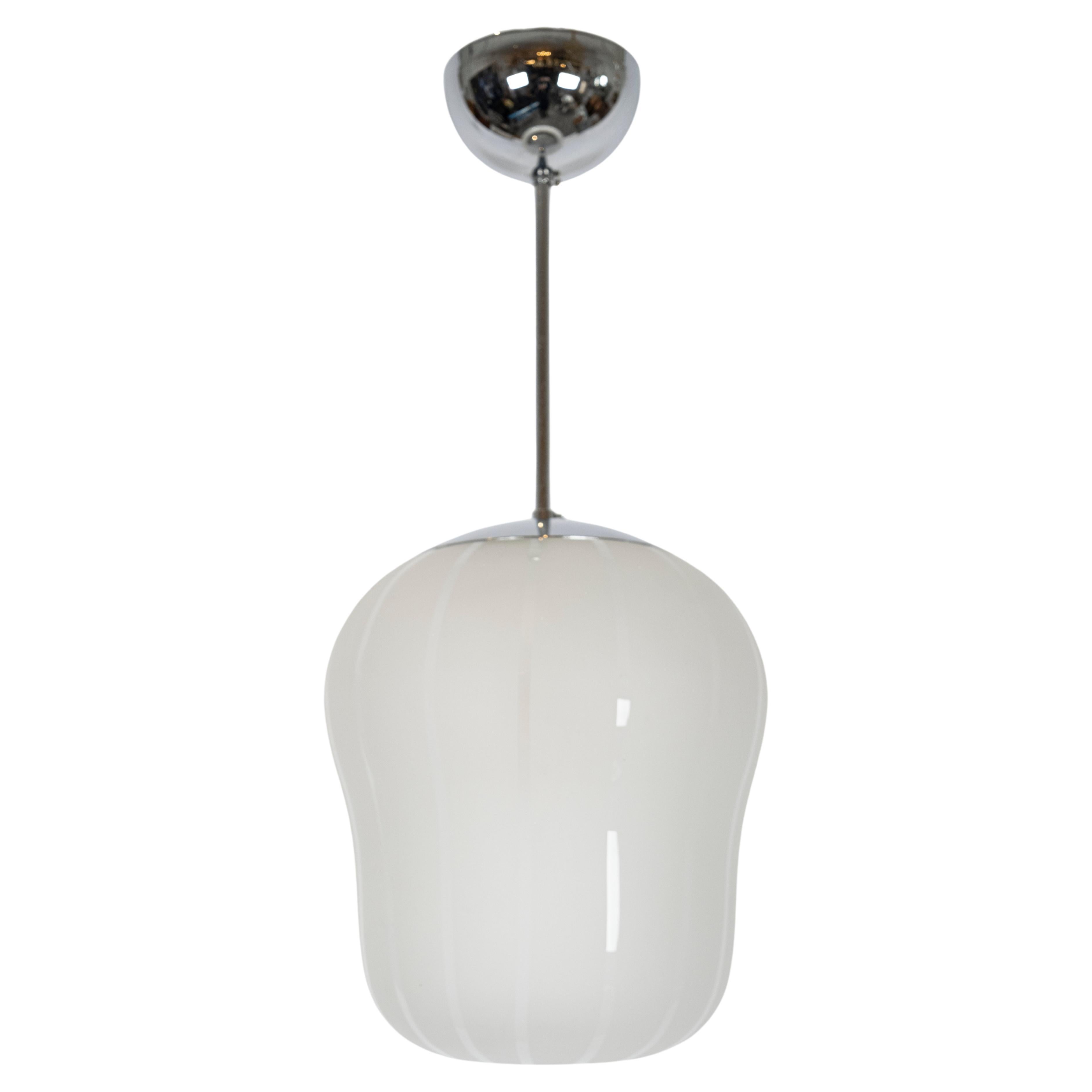 Konsthanverk Pendentif en verre gravé et chrome en vente