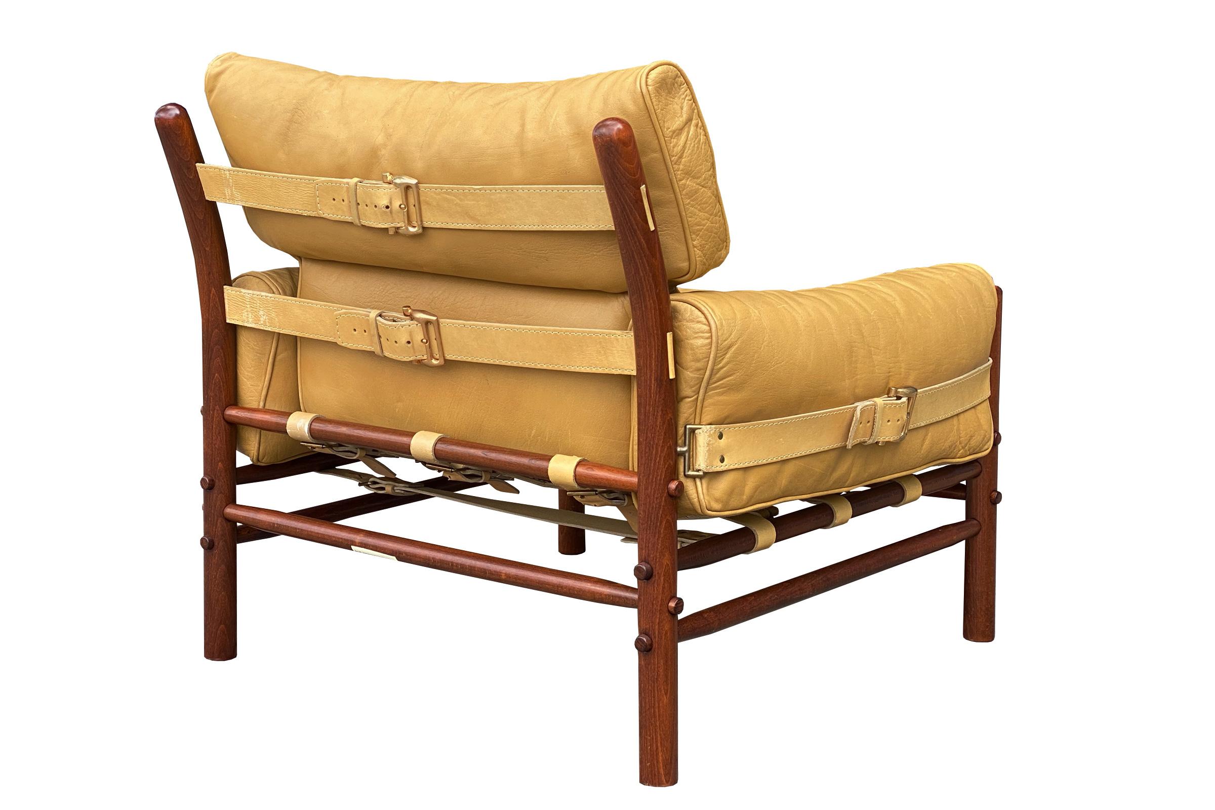 Sillón muy cómodo Kontiki diseñado por Arne Norell en piel color camel. Las piezas de madera se repasaron (se limpiaron y se volvieron a lacar), las correas de cuero se vaporizaron y se tensaron, los cojines de cuero se lavaron con champú y se