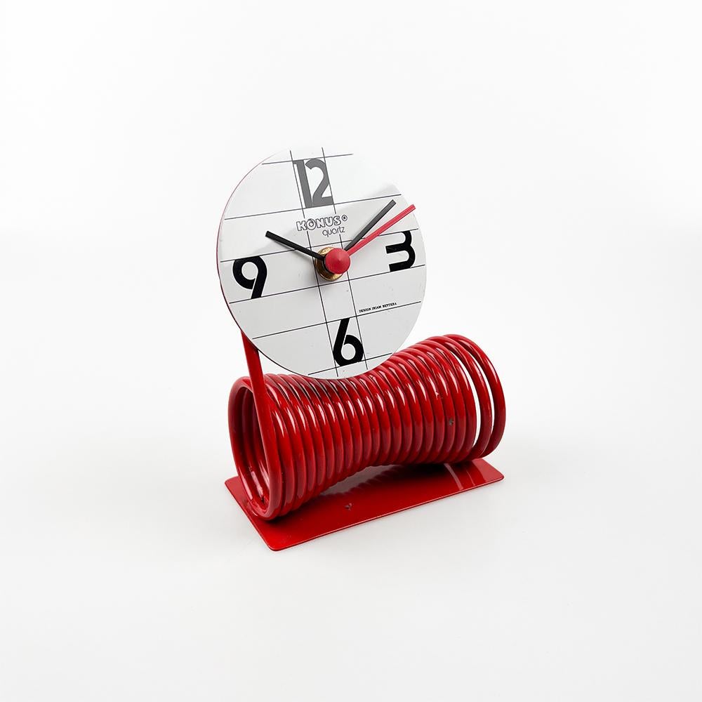 Orologio da tavolo Konus disegnato da Iriam Bettera, anni '80

Metallo laccato rosso a forma di molla. Quadrante laccato argento.

Misure: 15x12x6 cm.