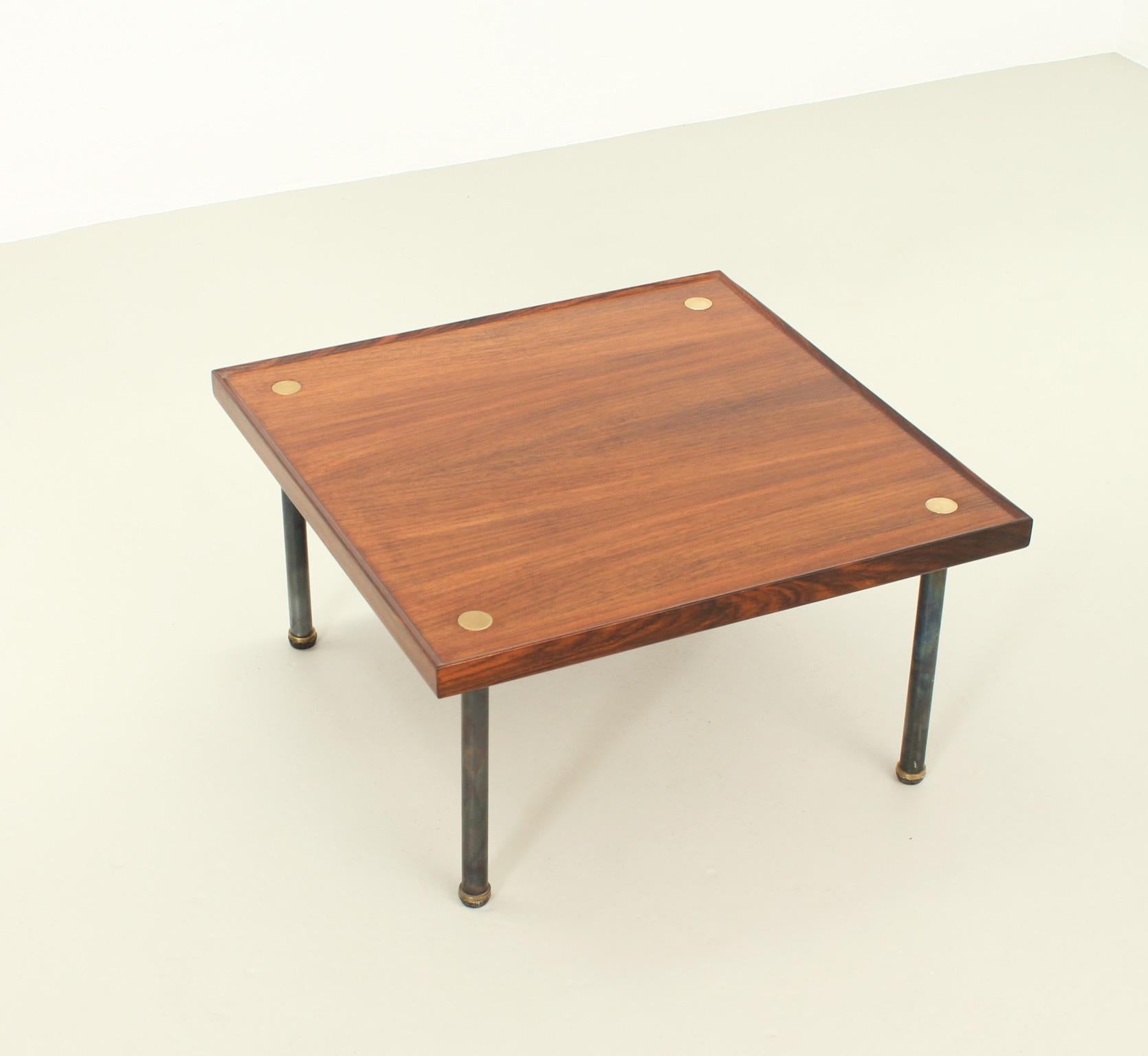 Table d'appoint modèle Konvival conçue en 1957 par Fabrizio Bruno pour Klan, Italie. Plateau en bois dur, pieds en métal et accessoires en laiton.