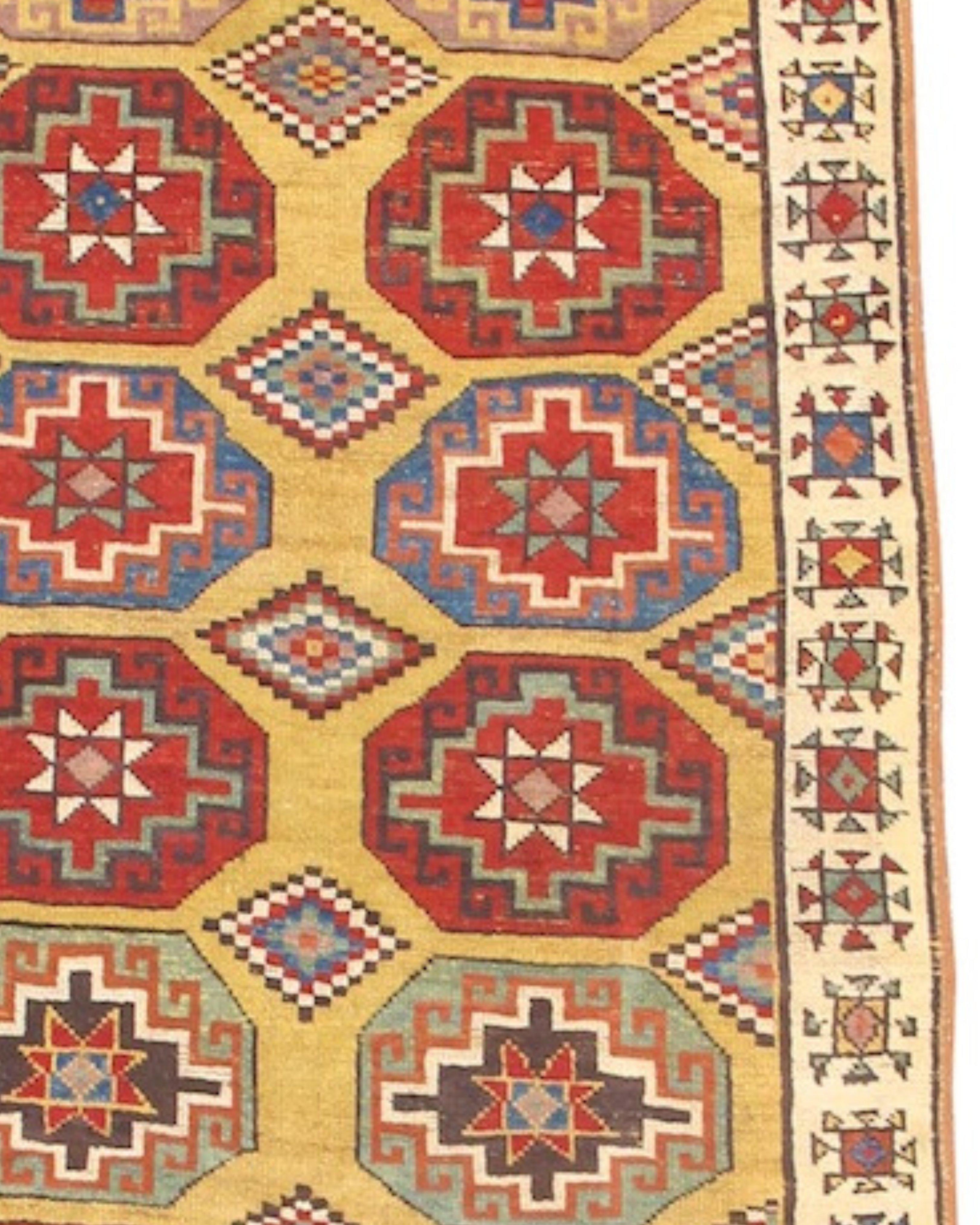 Antico tappeto runner turco anatolico Konya, inizio XIX secolo

Questo lungo pezzo di terra gialla proviene dall'area a est di Konya, nell'Anatolia centrale. Due colonne di 
