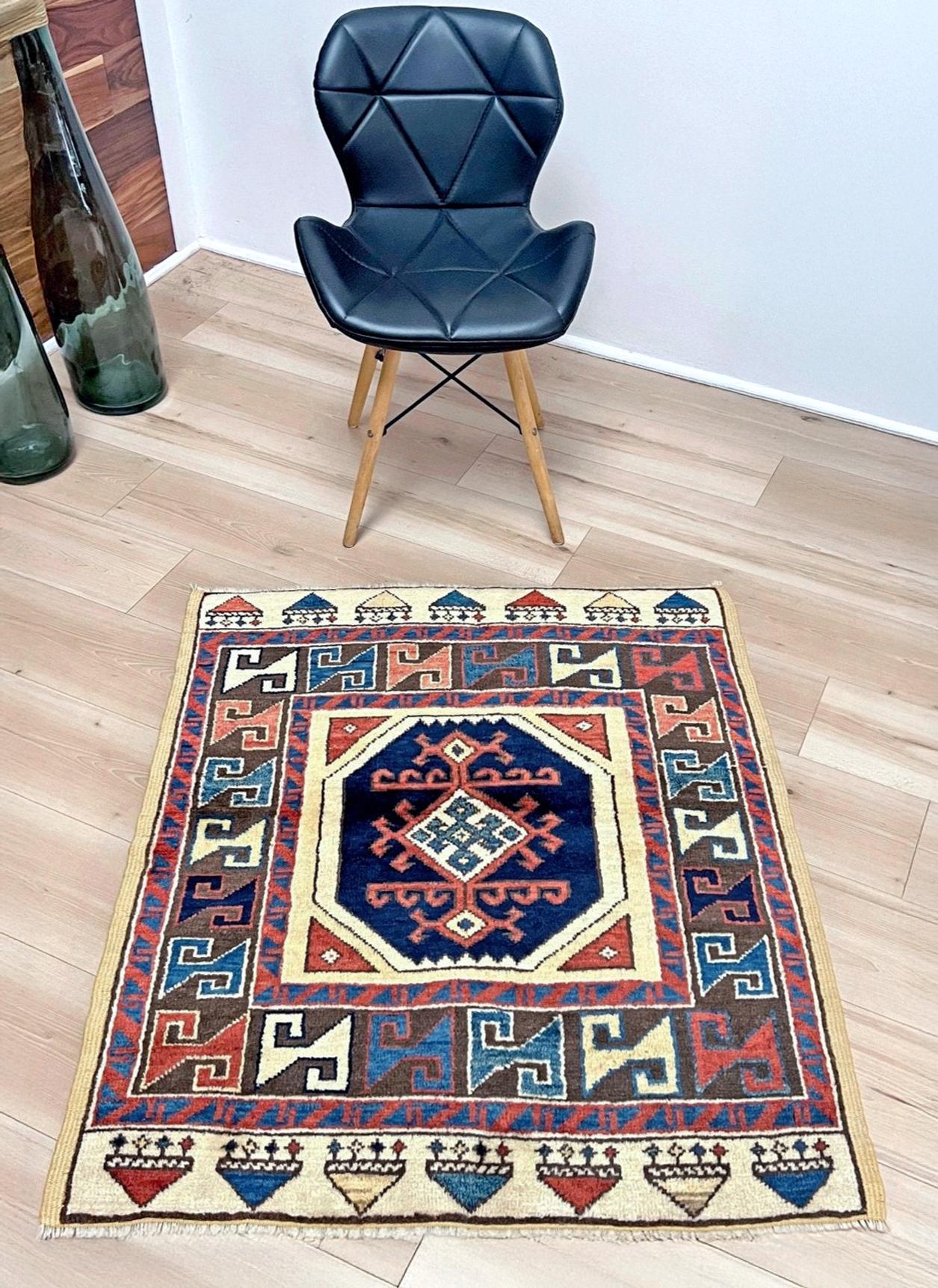 Türkischer Mini-Teppich Konya - • Handgefertigter Wollteppich - • 3x3 Quadratischer Streu-/Akzentteppich (Stammeskunst) im Angebot