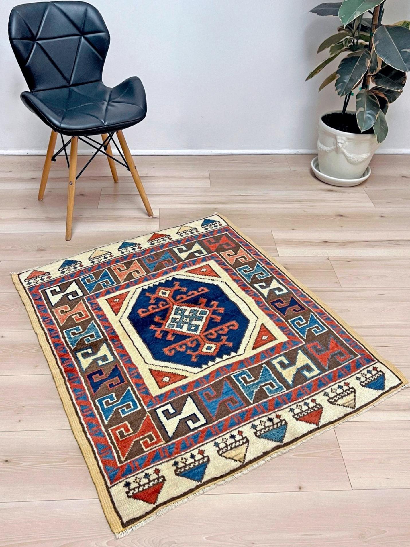 Türkischer Mini-Teppich Konya - • Handgefertigter Wollteppich - • 3x3 Quadratischer Streu-/Akzentteppich im Zustand „Neu“ im Angebot in Burlingame, CA