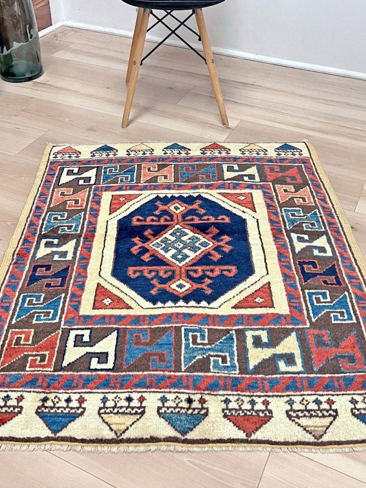 Türkischer Mini-Teppich Konya - • Handgefertigter Wollteppich - • 3x3 Quadratischer Streu-/Akzentteppich (Handgeknüpft) im Angebot
