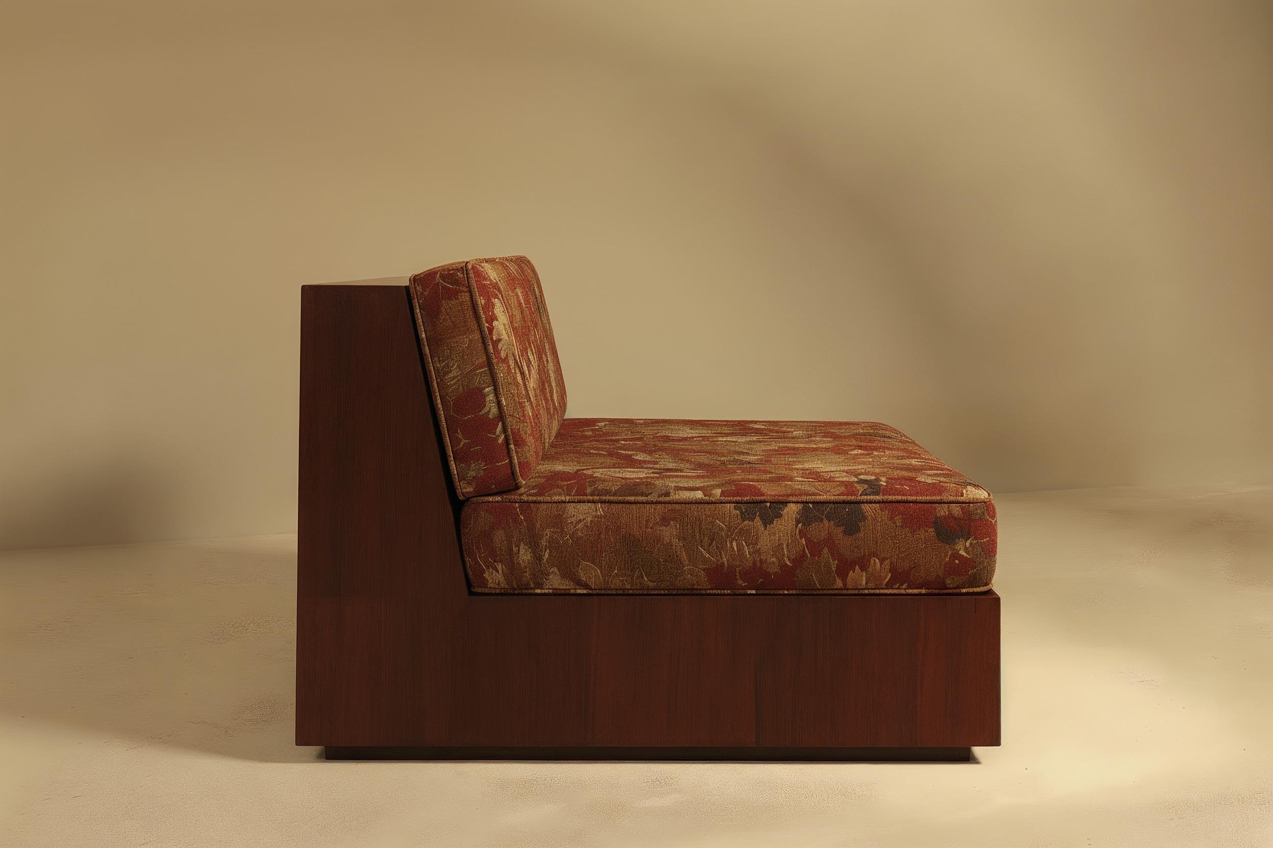 Questo pezzo fa parte della nostra collezione Koohdasht, un sistema di divani modulari creato per interni in continua evoluzione. Mostrata qui come unità singola, presenta una base in legno di noce impiallacciato. Le venature vorticose del legno