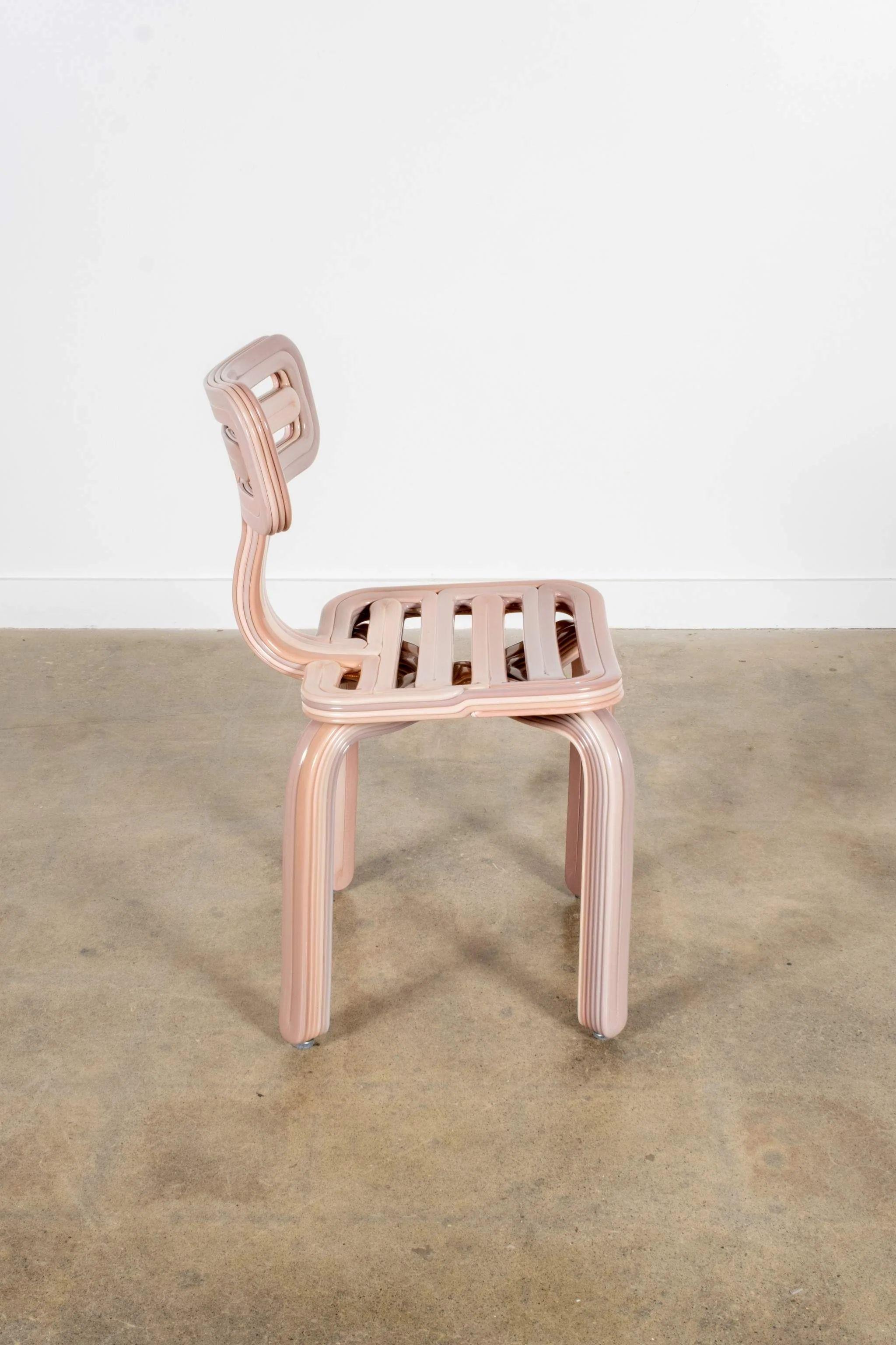 Audace, scultorea e un po' ultraterrena: ecco la Chubby Chair. Progettata da Dirk van der Kooij utilizzando il suo robot di estrusione, questa sedia emana charme in ogni linea e curva. Realizzato con plastica da frigorifero riutilizzata, è