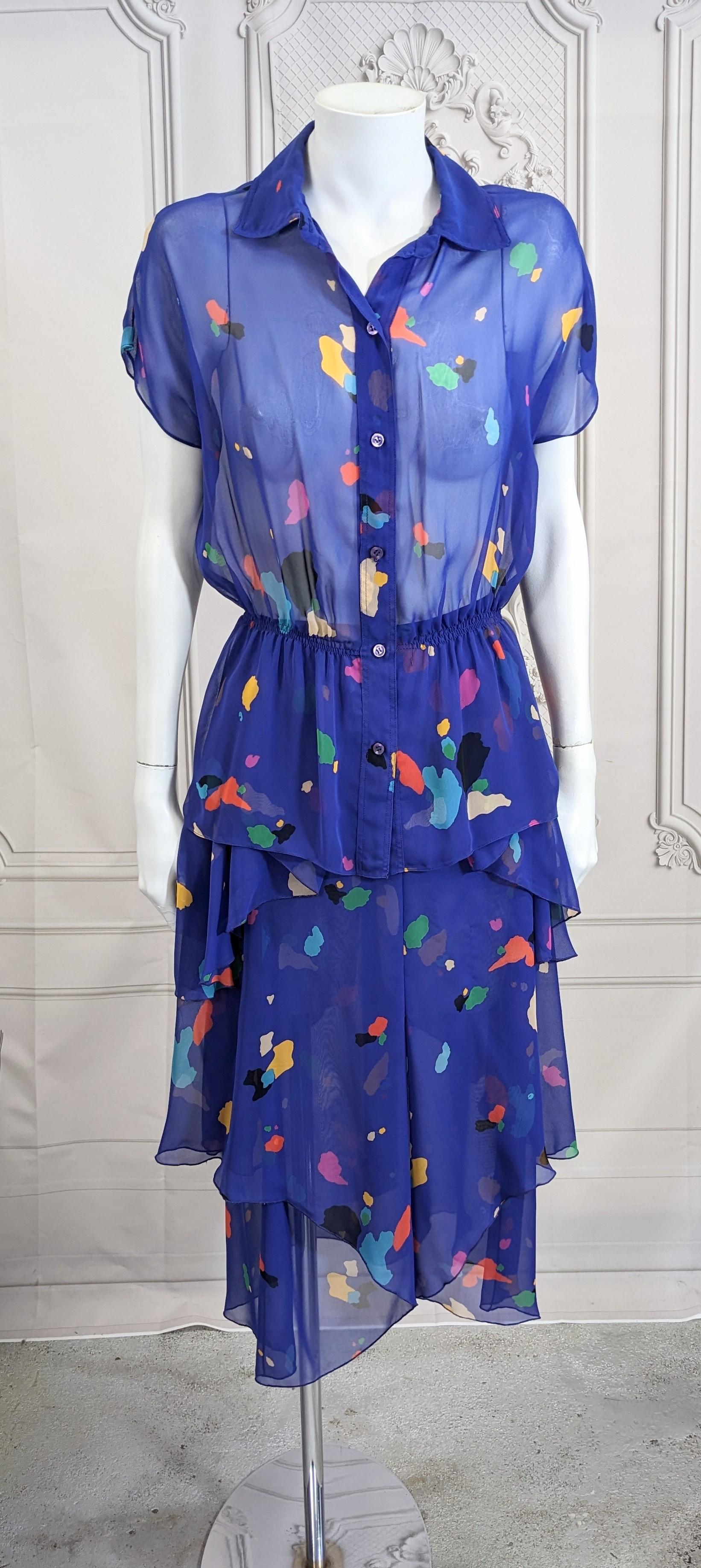 Koos Van den Akker Ensemble en mousseline de soie avec imprimé abstrait Matisse. 2 pièces avec blouse transparente à taille élastiquée et jupe à panneaux superposés qui descendent sur les hanches avec lien au dos. La superposition des panneaux