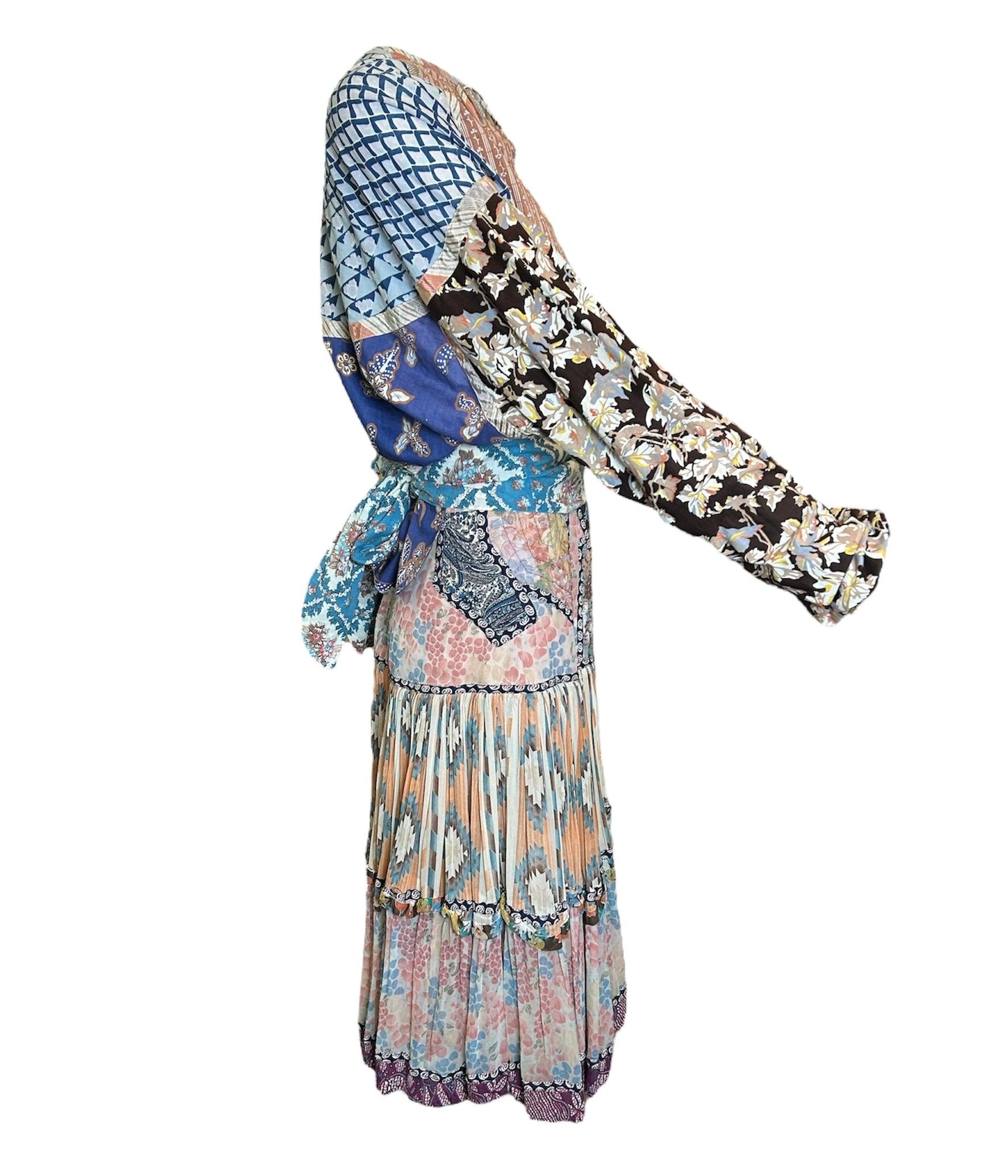 El espectacular patchwork del diseñador de origen holandés Koos Van den Akker es icónico por sus diseños multiestampados que dominaron los años 80. ¡Este conjunto tiene que ser el más impresionante que hemos visto hasta ahora! Los tonos terrosos son