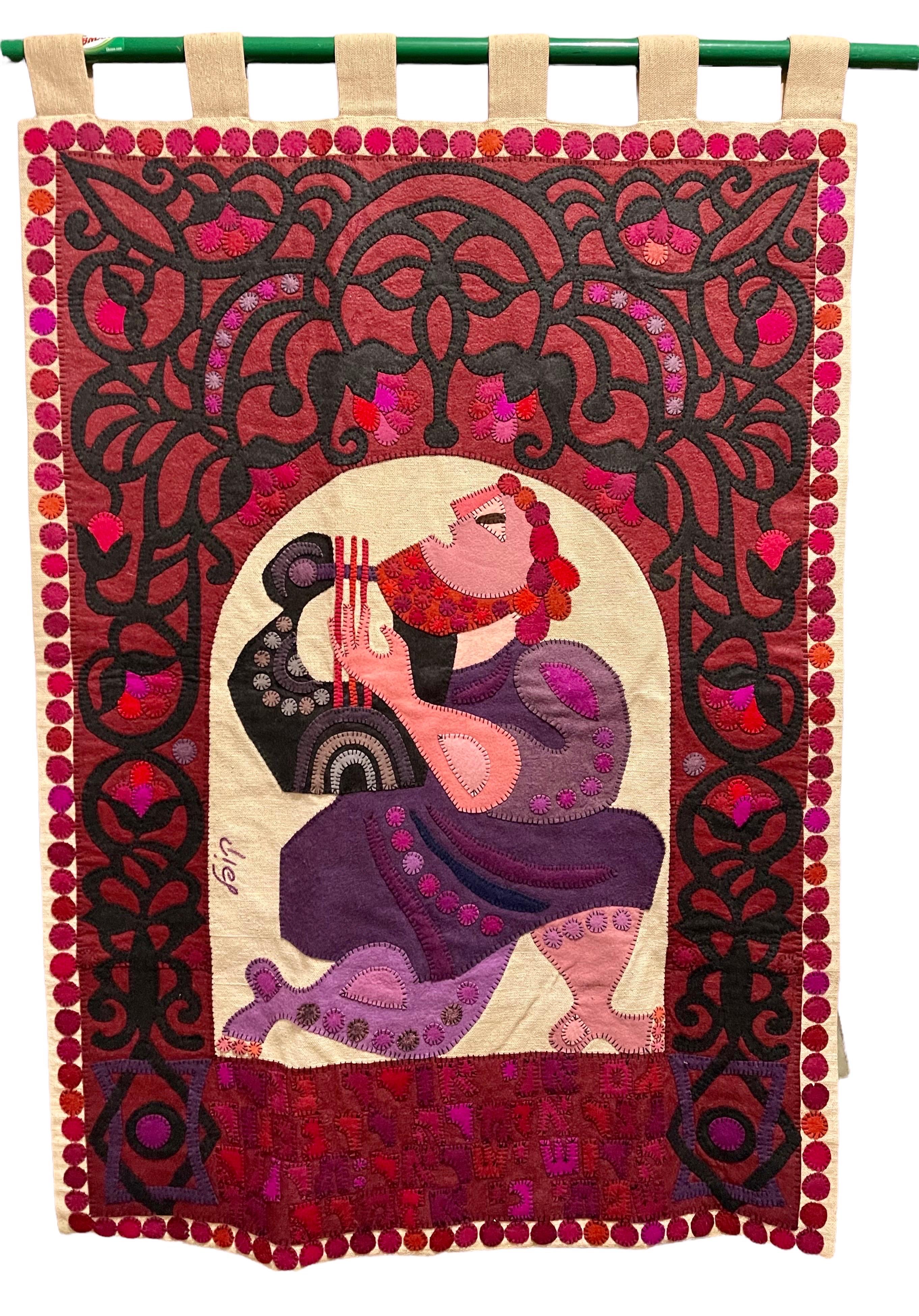 Raffigura A. David che suona l'arpa, insieme a un versetto in ebraico tratto dai Salmi. Tutto realizzato a mano, tessuto e cucito. Vintage, pezzo originale.

Kopel Gurwin (ebraico: קופל גורבין) (1923-1990) è stato un pittore e artista grafico