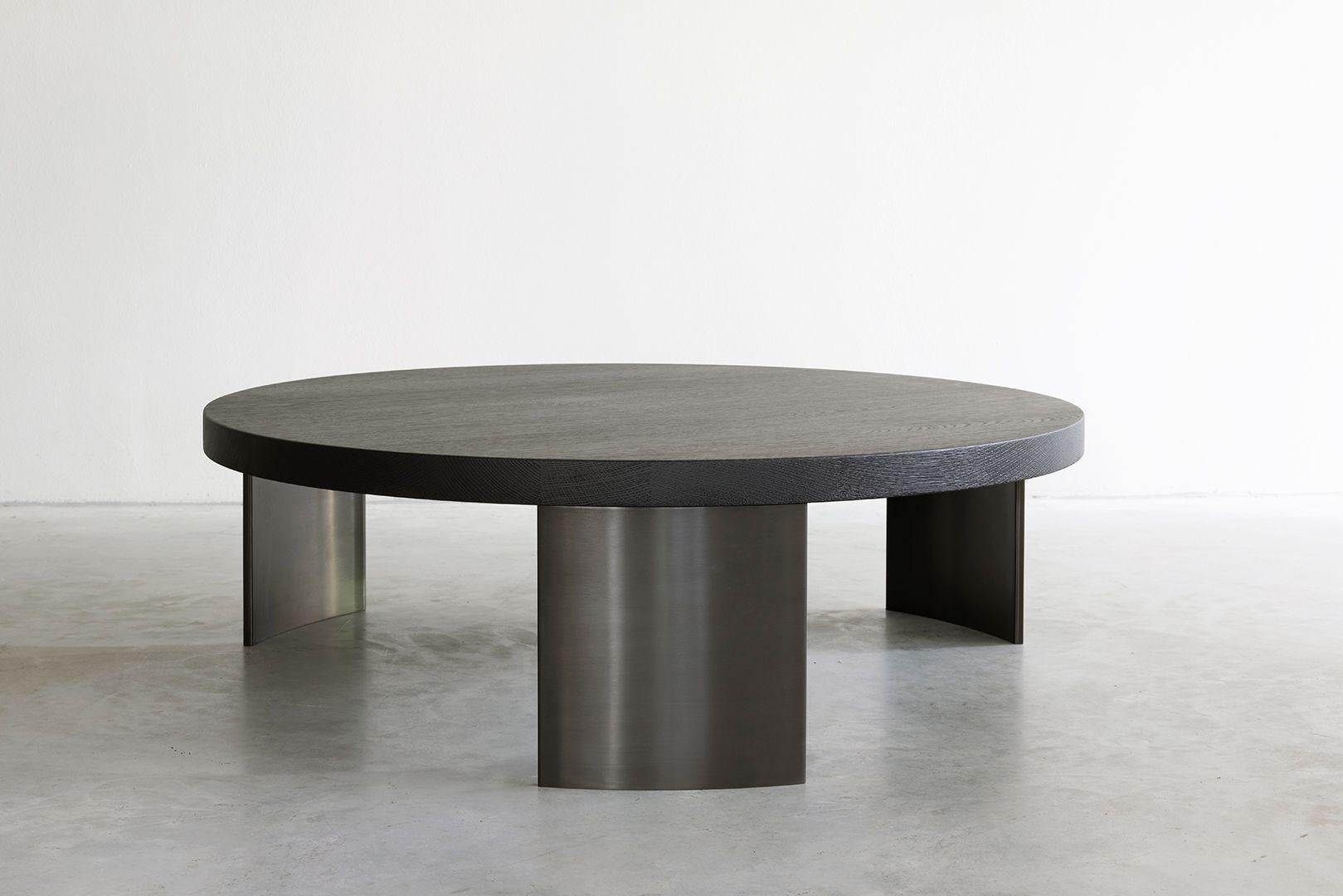 Kops coffee table large by Van Rossum
Dimensions: D112 x W112 x H35 cm
Materials: Oak, Brass.
Also available in walnut.

The wood is available in all standard Van Rossum colors, or in a matching finish to customer’s own sample.
The steel bases