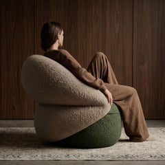 Poltrona KORA - Seduta scultorea contemporanea con tessuto di MainGUILTY