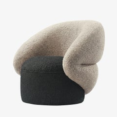 Sillón KORA azul marino - Asiento escultural contemporáneo con tejido bouclé de MainGUILTY