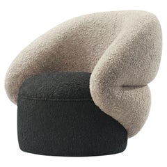 Sillón KORA azul marino - Asiento escultural contemporáneo con tejido bouclé de MainGUILTY