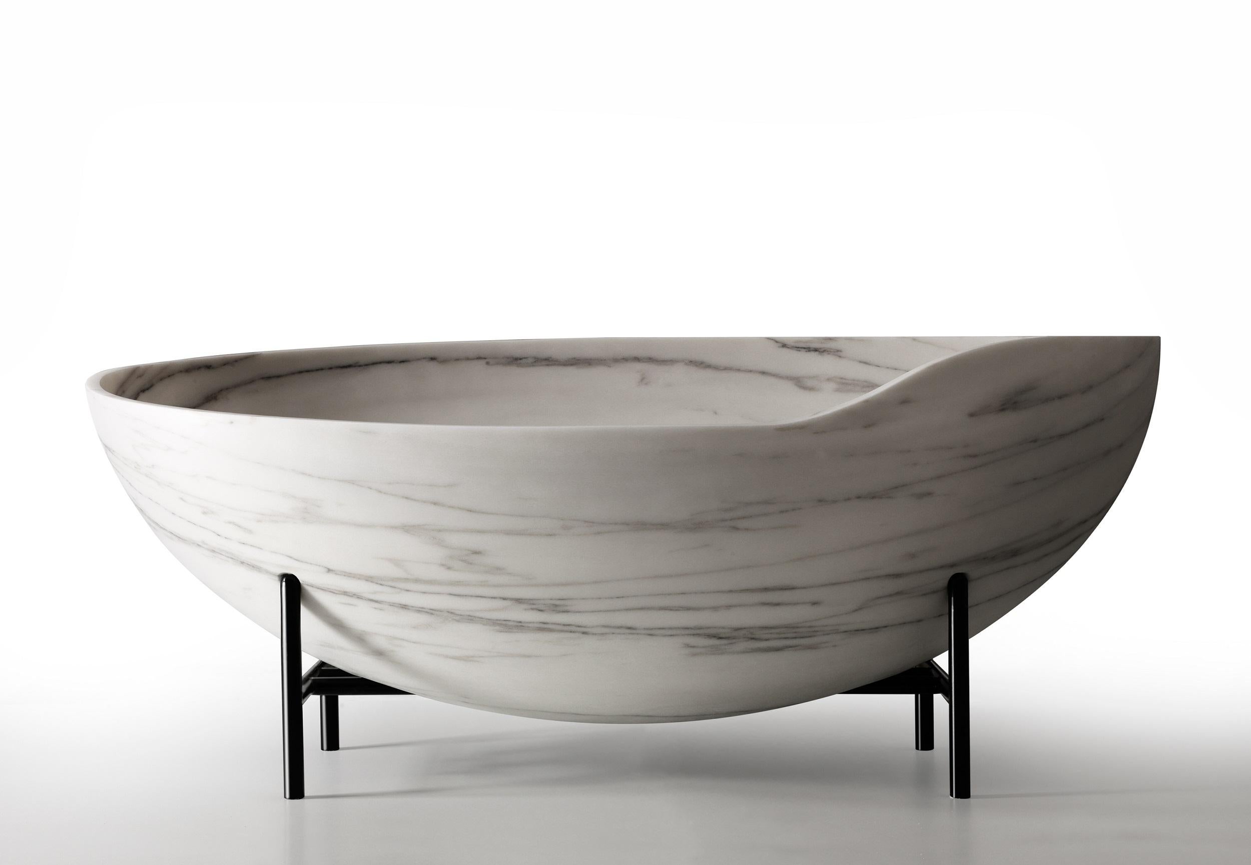 Cheminée Kora de Kreoo
Conçu par Enzo Berti
Dimensions : D 84 x L 170 x H 74.
Matériaux : Marbre Calacatta Carrara et métal noir. 
Poids : 305 kg.

Kora est disponible dans une variante de taille et dans sept types de marbre différents. Trois