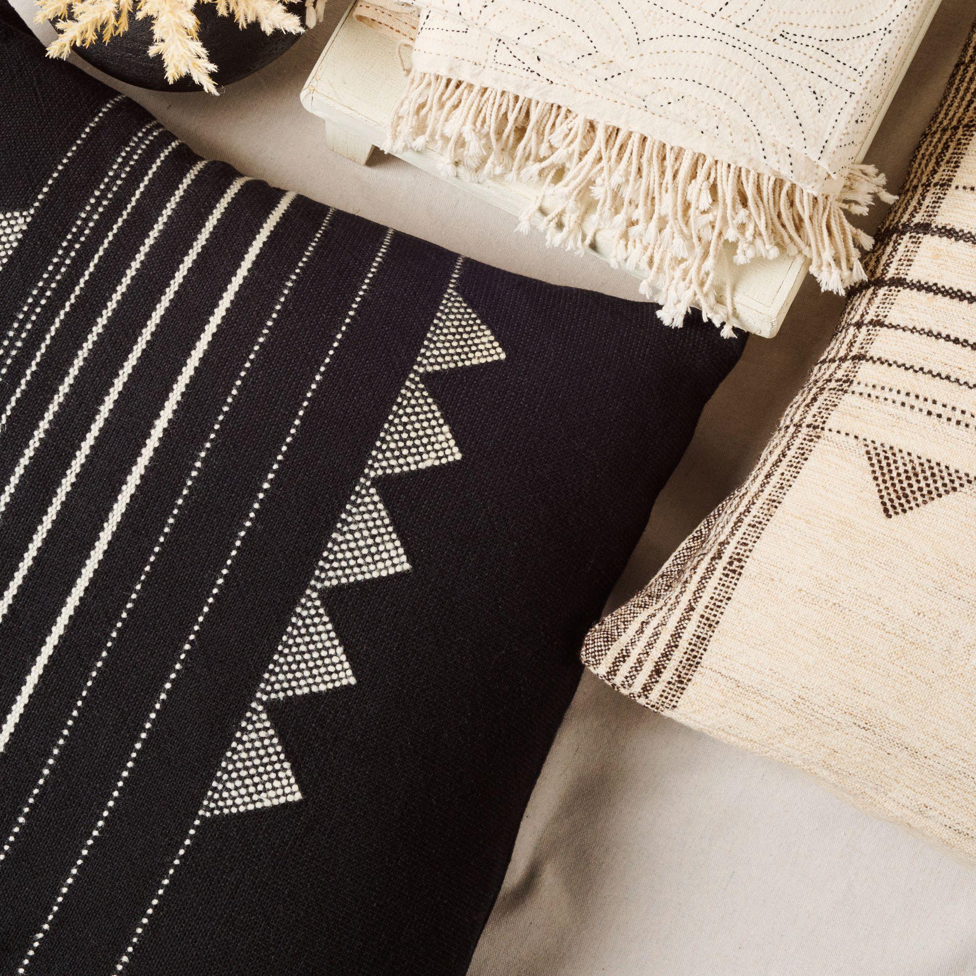 Indien Kora - Grand coussin noir en laine de soie mélangée à coton, tissé à la main, noir et blanc en vente