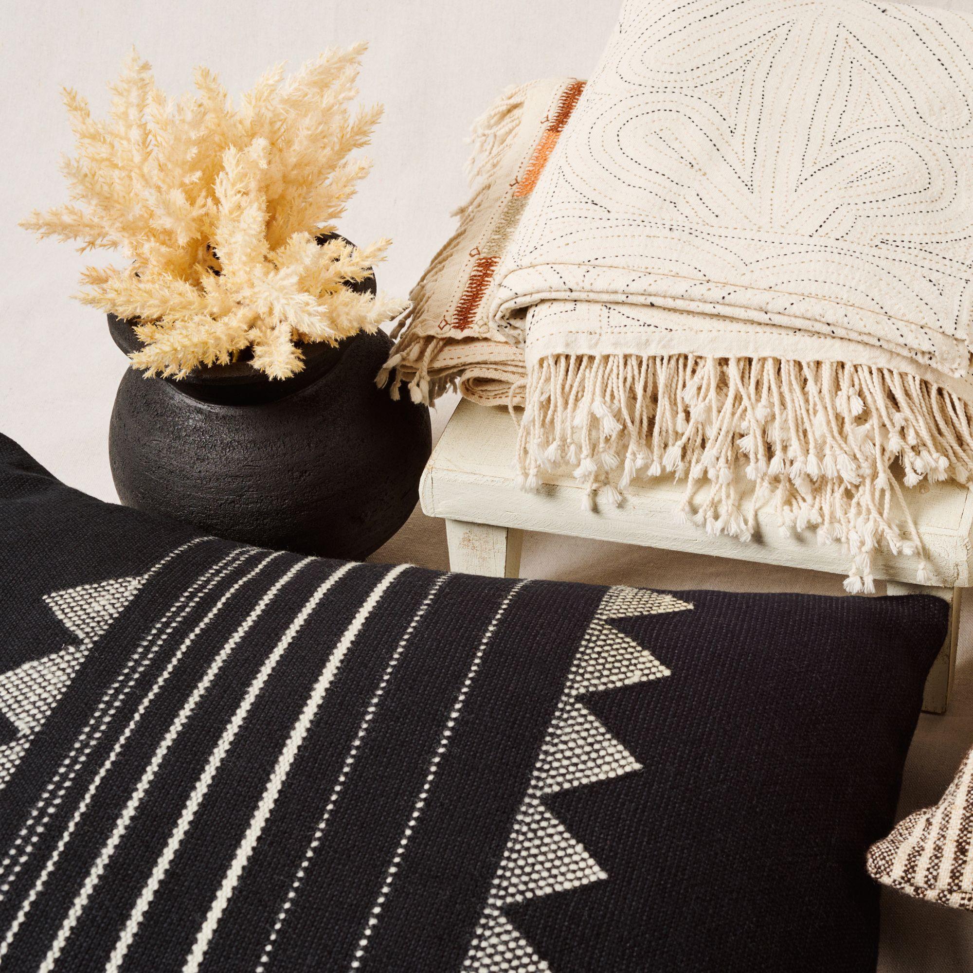 Tissé à la main Kora - Grand coussin noir en laine de soie mélangée à coton, tissé à la main, noir et blanc en vente