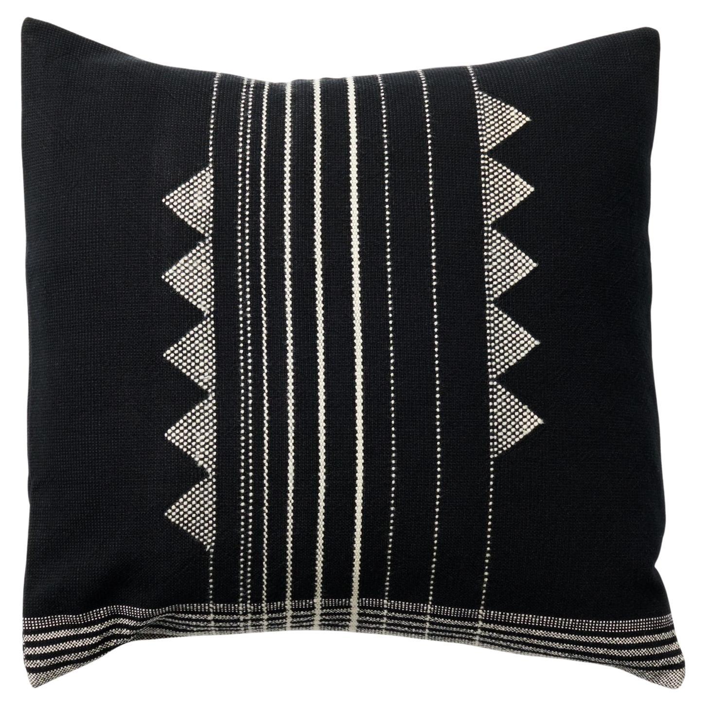 Kora Schwarzes, handgewebtes, großes Kissen aus Seidenwoll-Baumwollmischung in Schwarz und Weiß