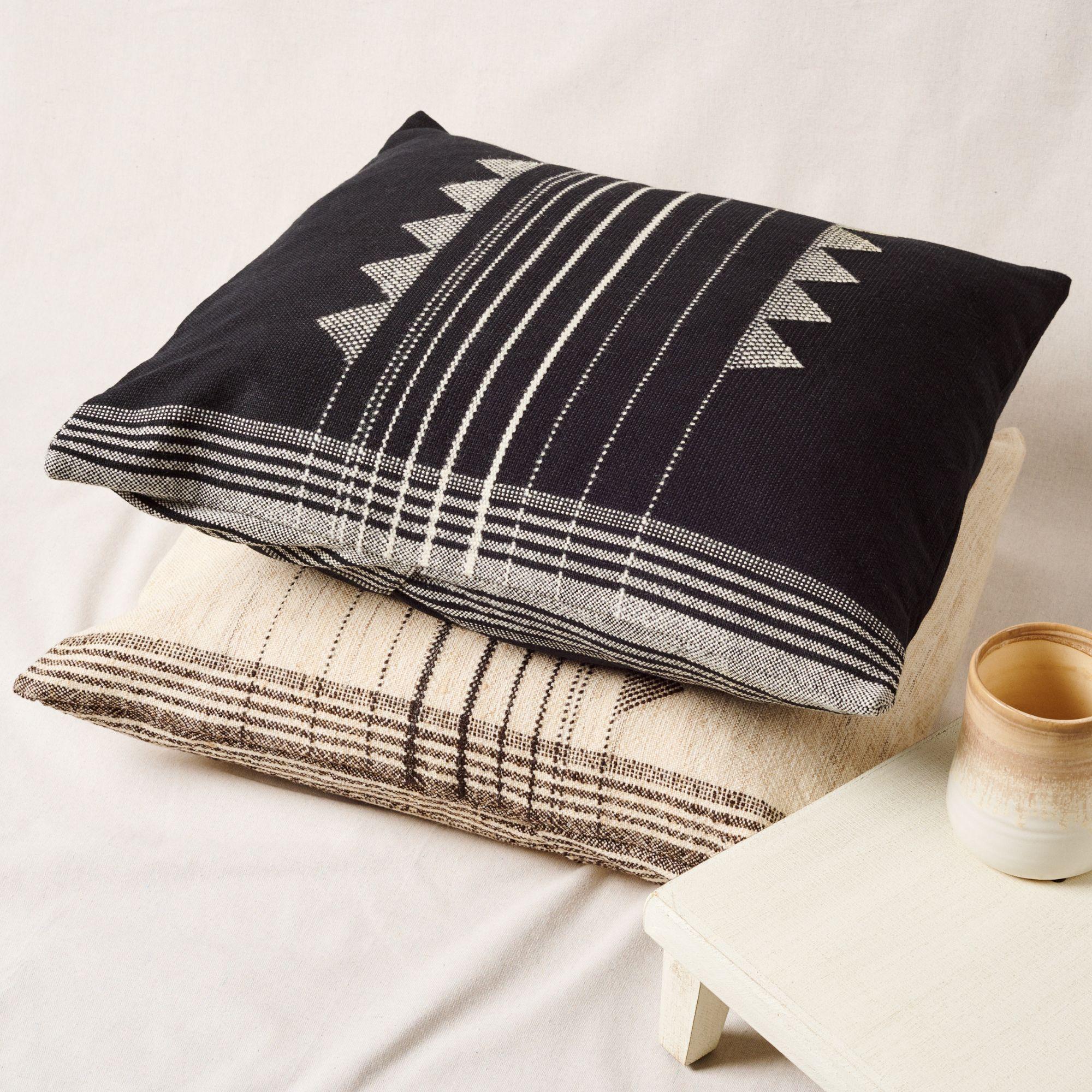 Moderne Kora Black White Handwoven Gently Textured Natural Yarn Large Cushion Cover (housse de coussin de grande taille) en vente