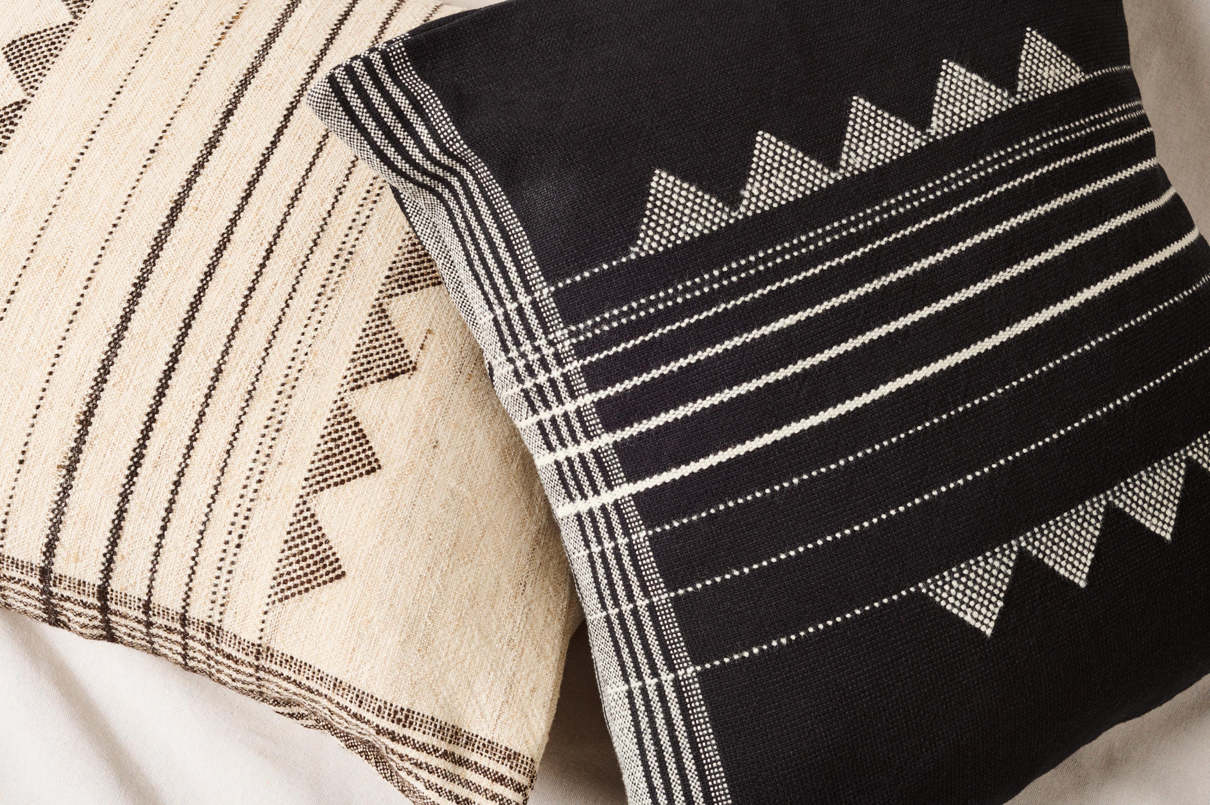 Kora Negro Blanco Tejido a Mano Suavemente Texturado Hilo Natural Funda de Cojín Grande Indio en venta