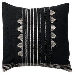 Kora  Cuscino grande in bianco e nero con trama delicata, tessuto a mano con filati naturali.