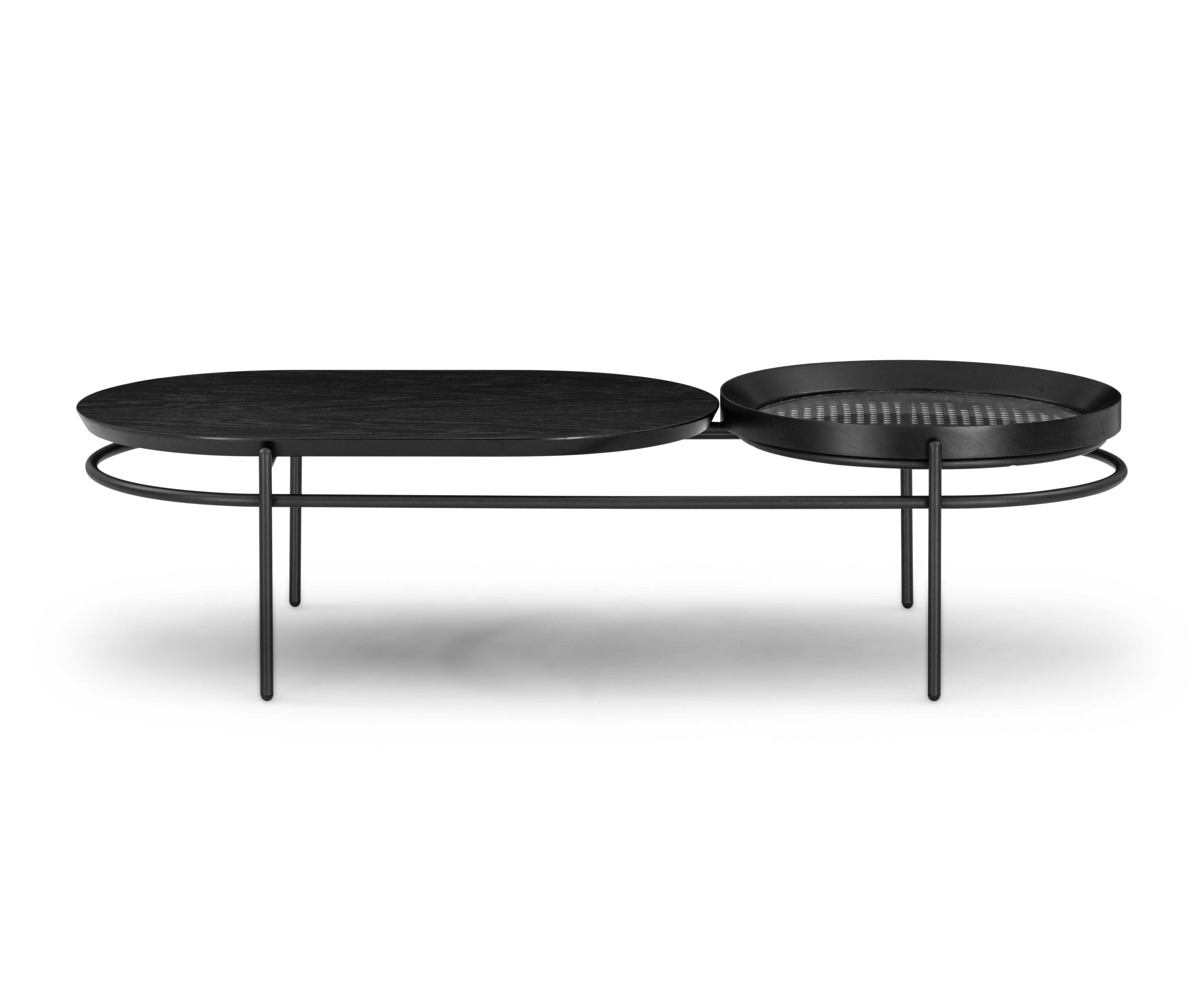 Ti presentiamo il tavolino Kora, una fusione magistrale di design moderno e artigianato sostenibile. Disegnato da Sérgio Batista per Uultis, questo pezzo firmato è caratterizzato da un'elegante base in metallo nero che sostiene con grazia due