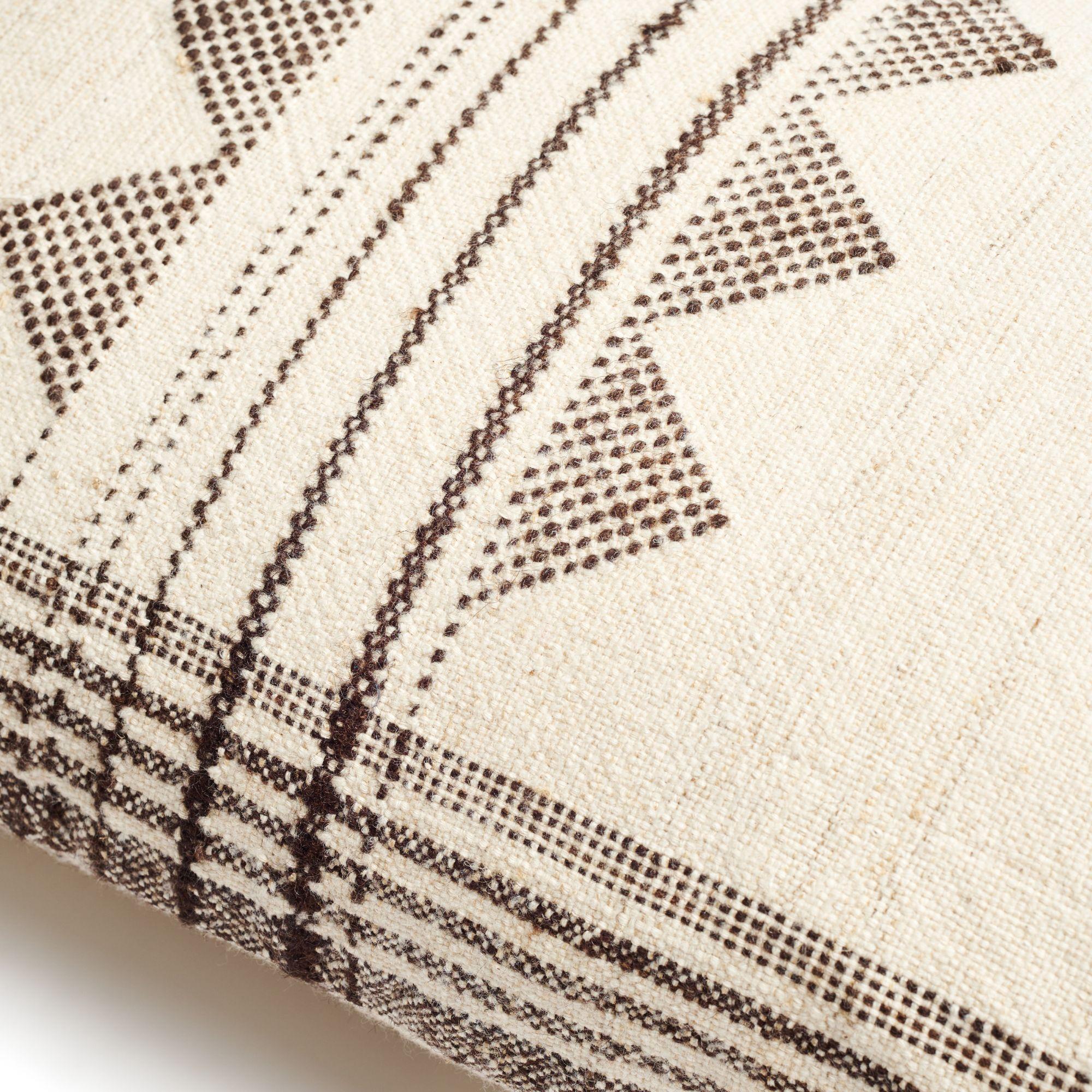 Indiano Cuscino Kora Large Lumbar Textured Handloom in misto seta, lana e cotone organico in vendita