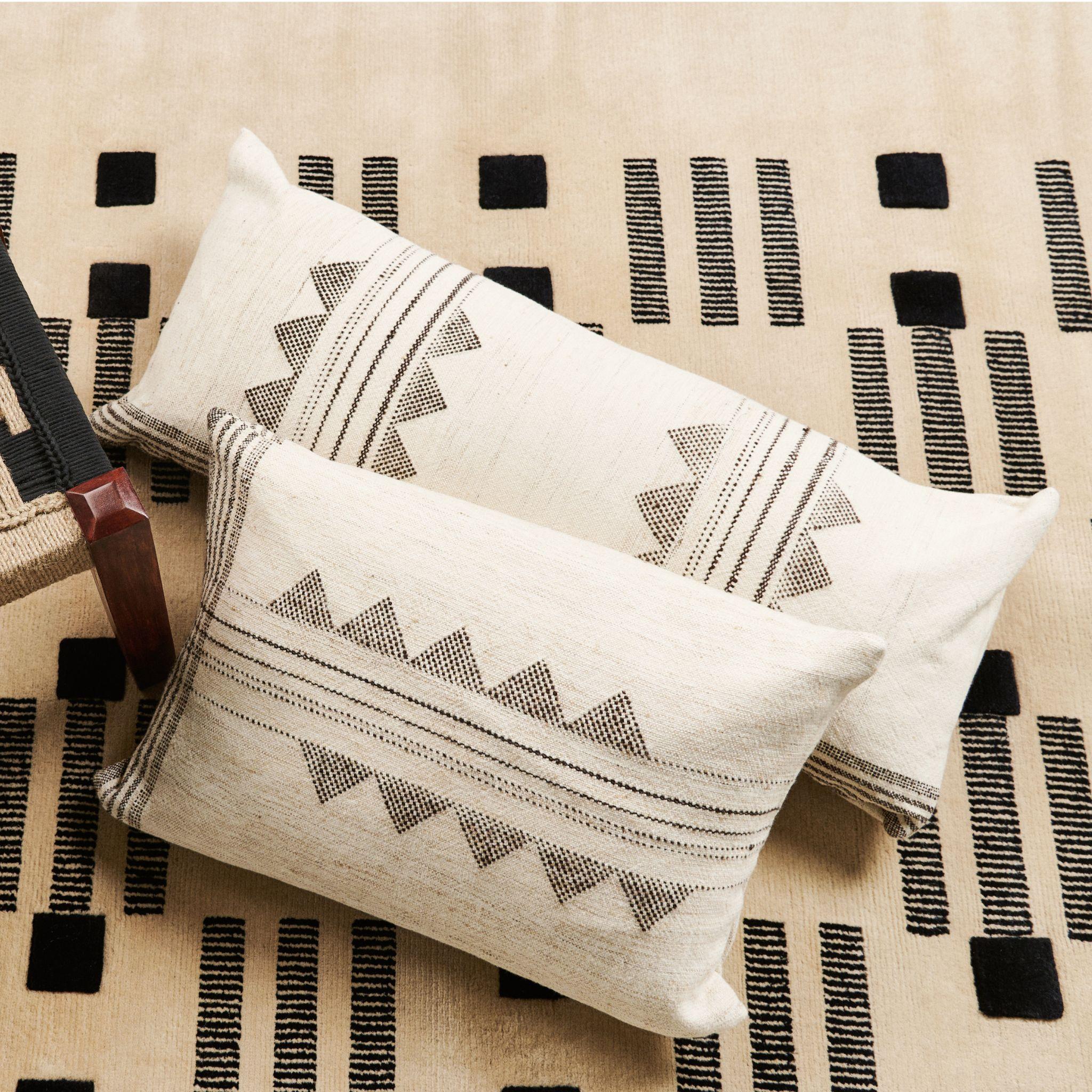 Il cuscino Kora Large Lumbar Pillow è un cuscino leggermente strutturato e tessuto a mano in cui i nostri artigiani hanno sapientemente mescolato filati di seta, lana e cotone biologico. La bellezza di questo cuscino sta nel suo design puro che si