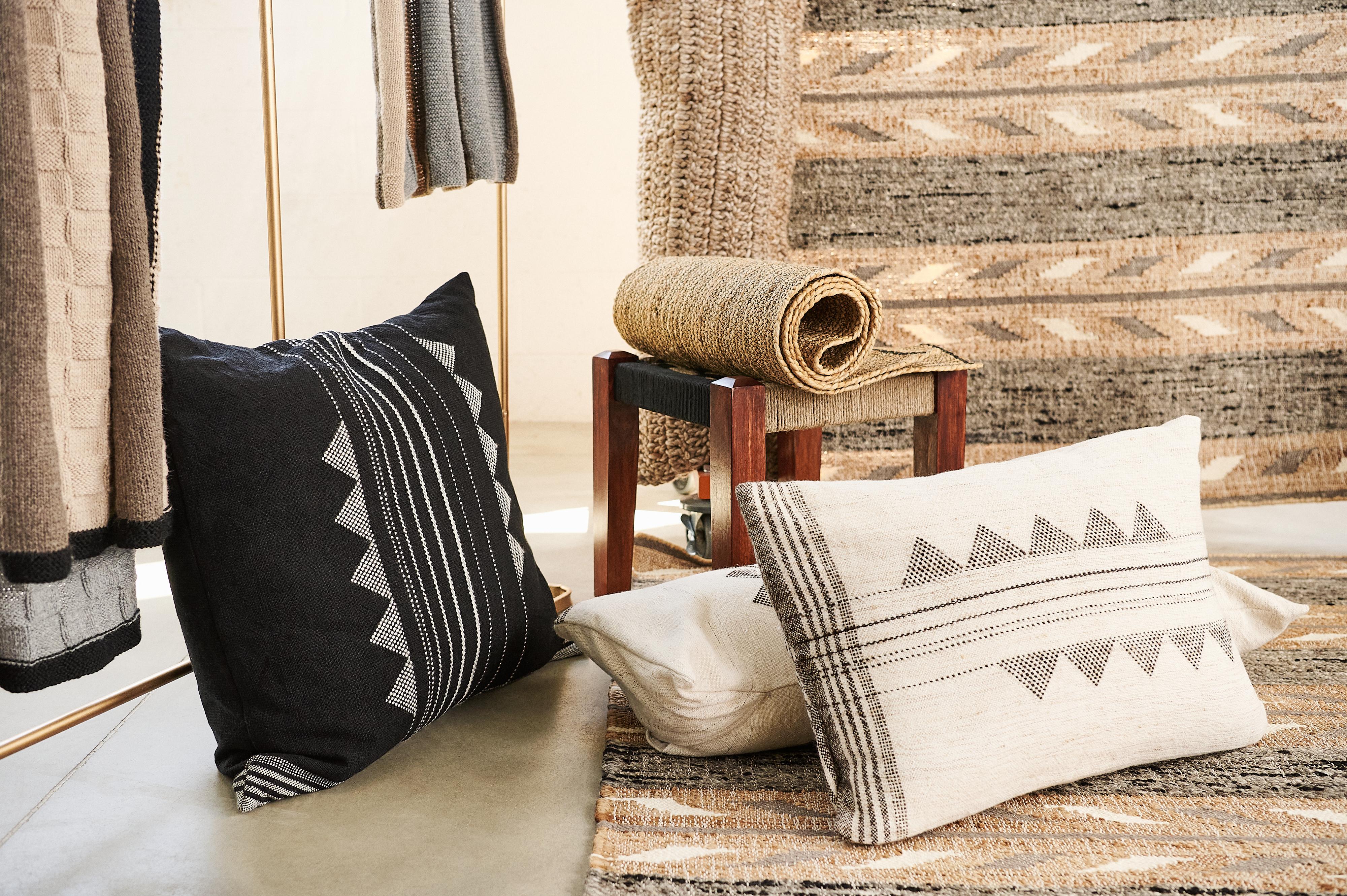 XXI secolo e contemporaneo Cuscino Kora Large Lumbar Textured Handloom in misto seta, lana e cotone organico in vendita