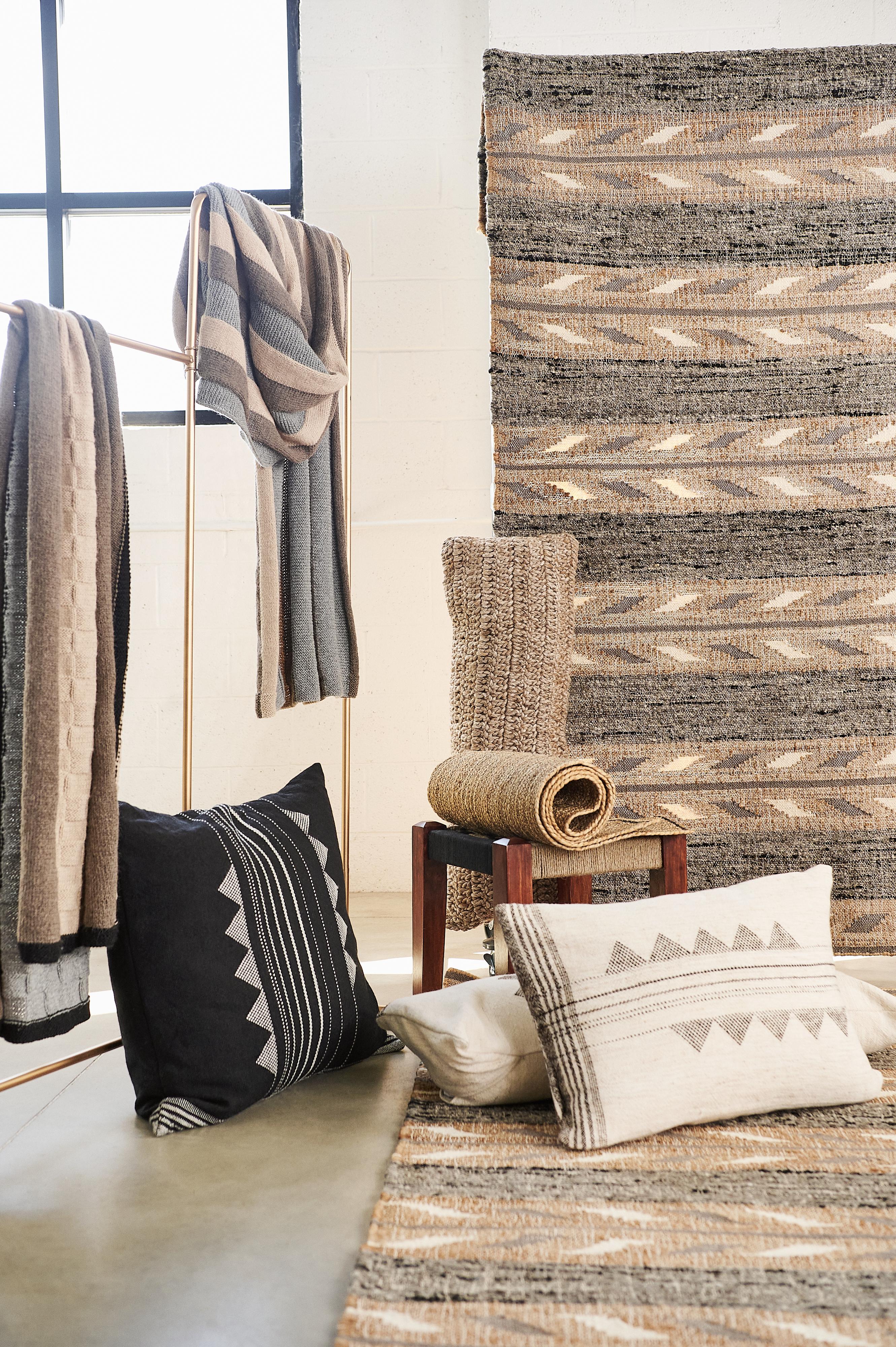 Lana Cuscino Kora Large Lumbar Textured Handloom in misto seta, lana e cotone organico in vendita