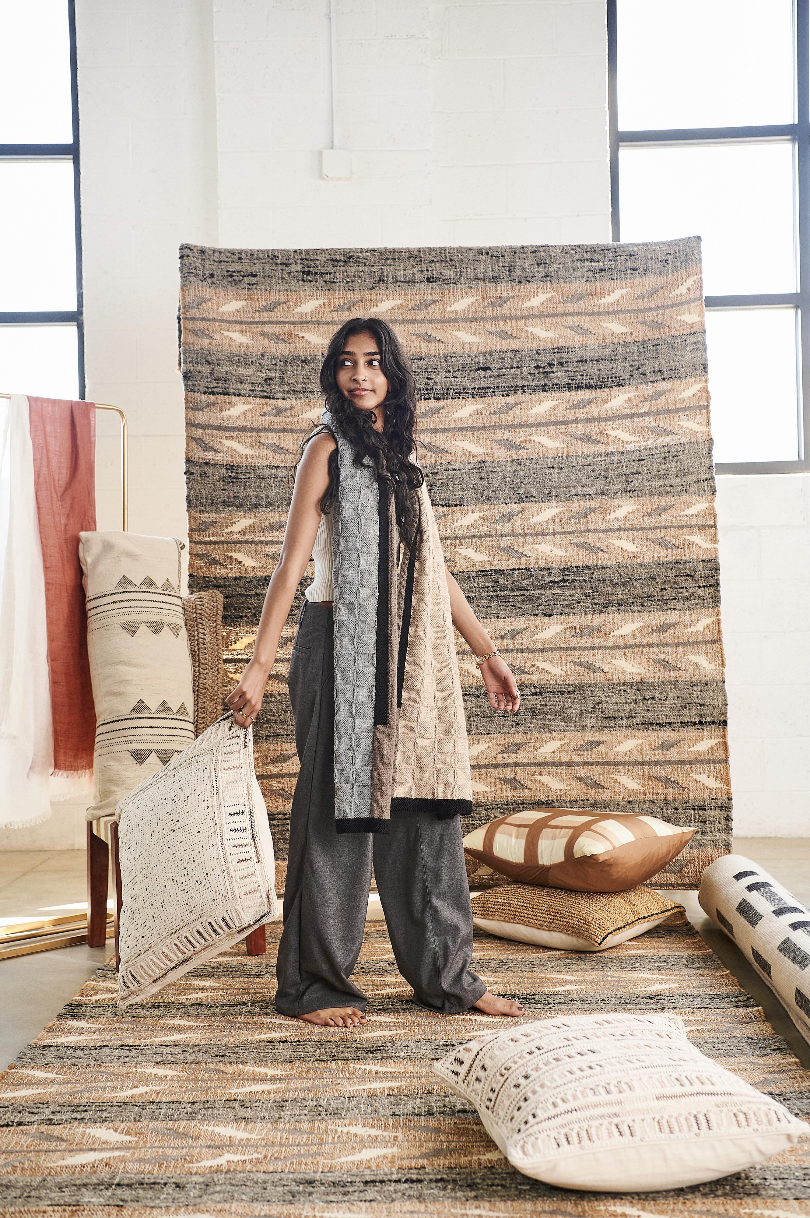 Cuscino Kora Large Lumbar Textured Handloom in misto seta, lana e cotone organico in vendita 1