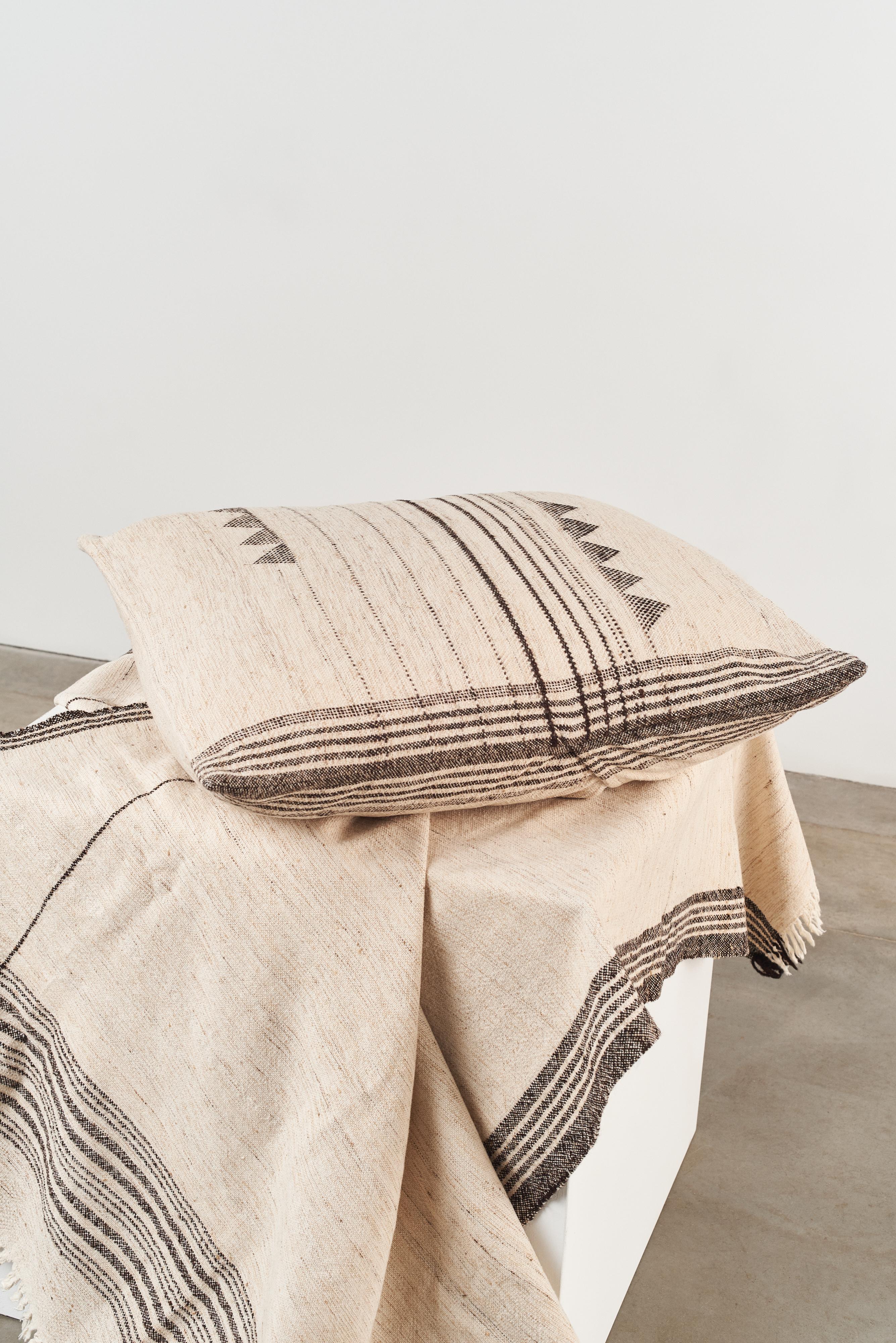 Kora Großes handgewebtes Kissen aus schwarzer und weißer Seidenwolle und Baumwollmischung im Angebot 1