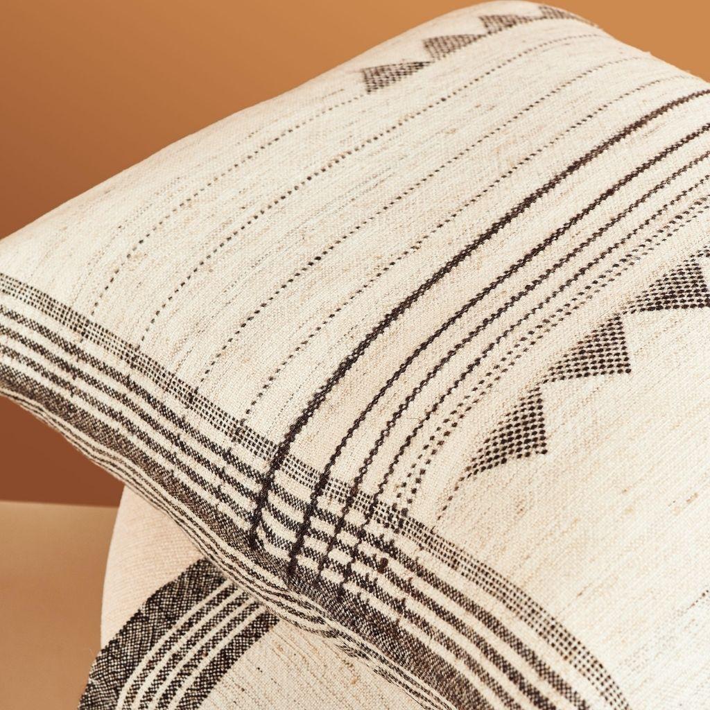 Kora Großes handgewebtes Kissen aus schwarzer und weißer Seidenwolle und Baumwollmischung im Zustand „Neu“ im Angebot in Bloomfield Hills, MI
