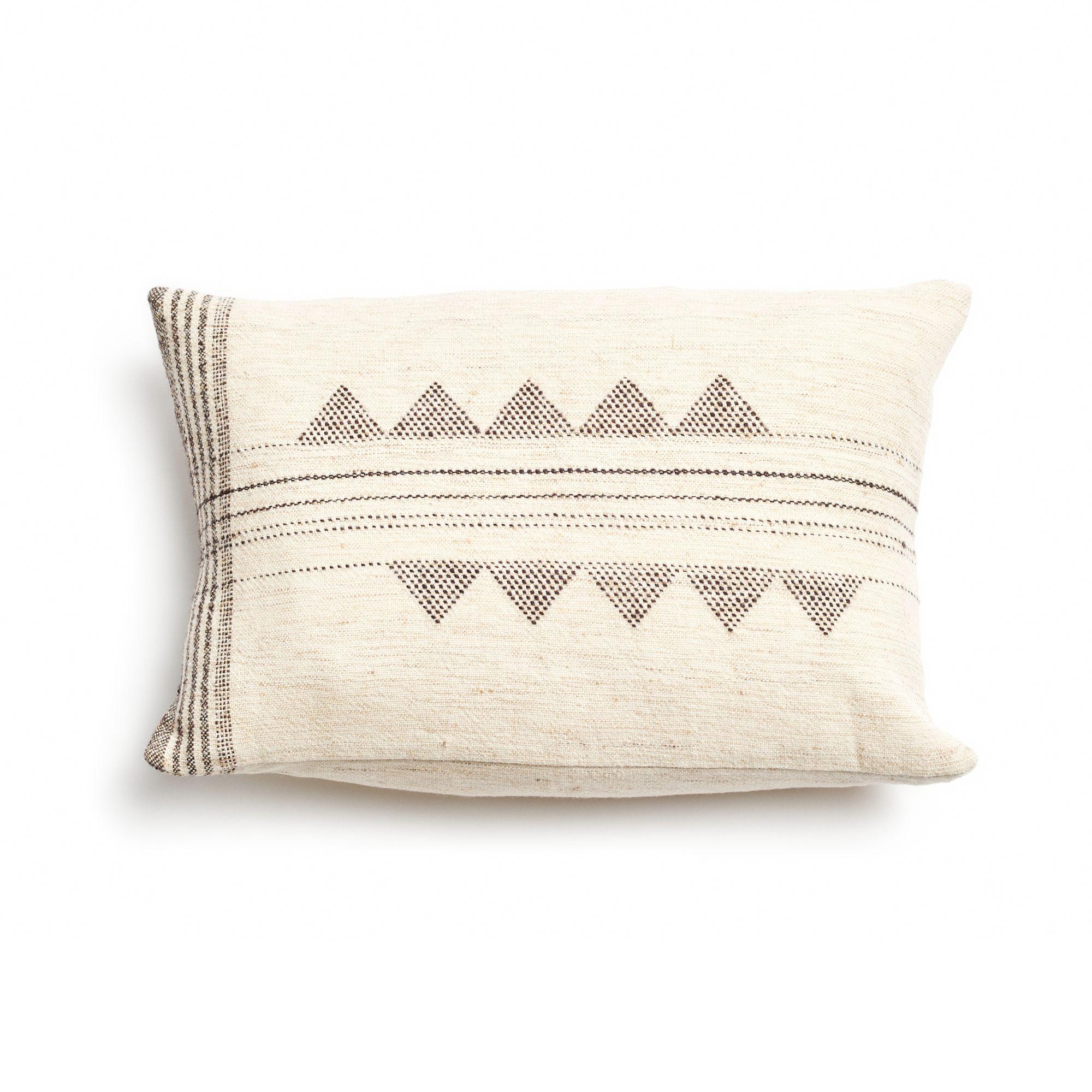 Il cuscino Kora Small Lumbar Pillow è un cuscino leggermente strutturato e tessuto a mano in cui i nostri artigiani hanno sapientemente mescolato filati di seta, lana e cotone biologico. La bellezza di questo cuscino sta nel suo design puro che si