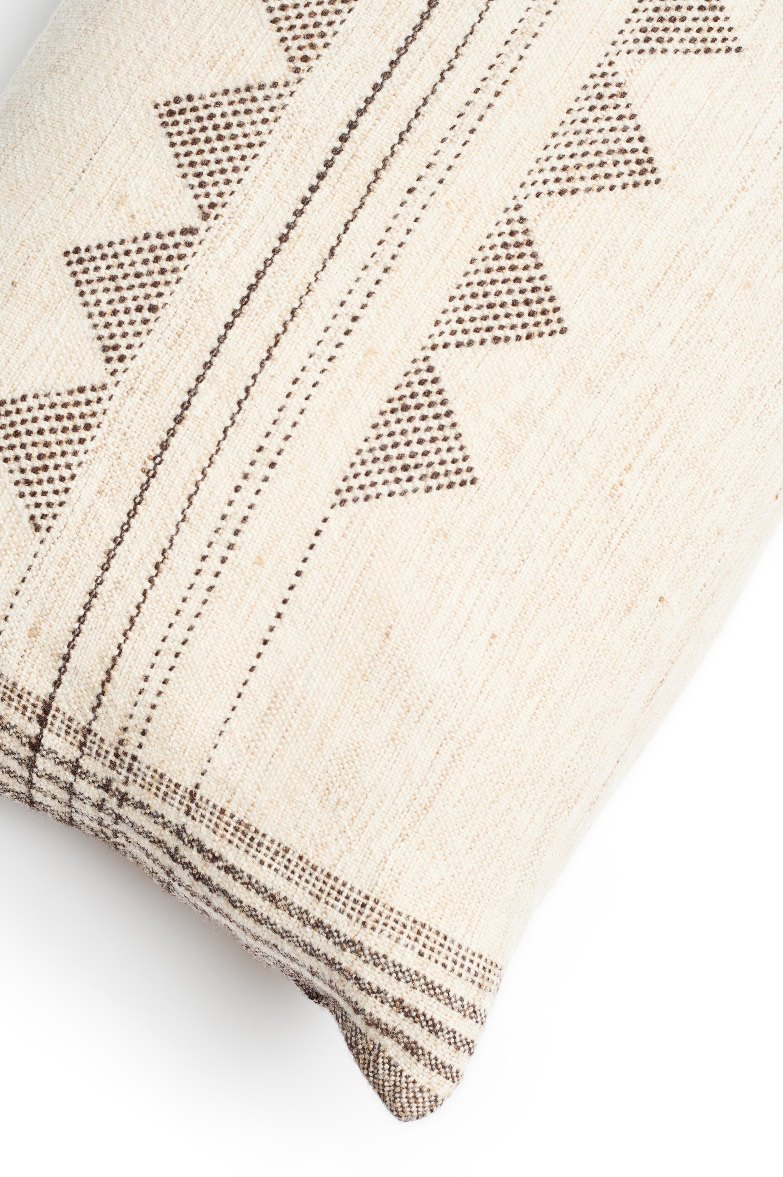 XXI secolo e contemporaneo Cuscino lombare piccolo Kora,   Non tinto e tessuto a mano in misto seta, lana e cotone in vendita