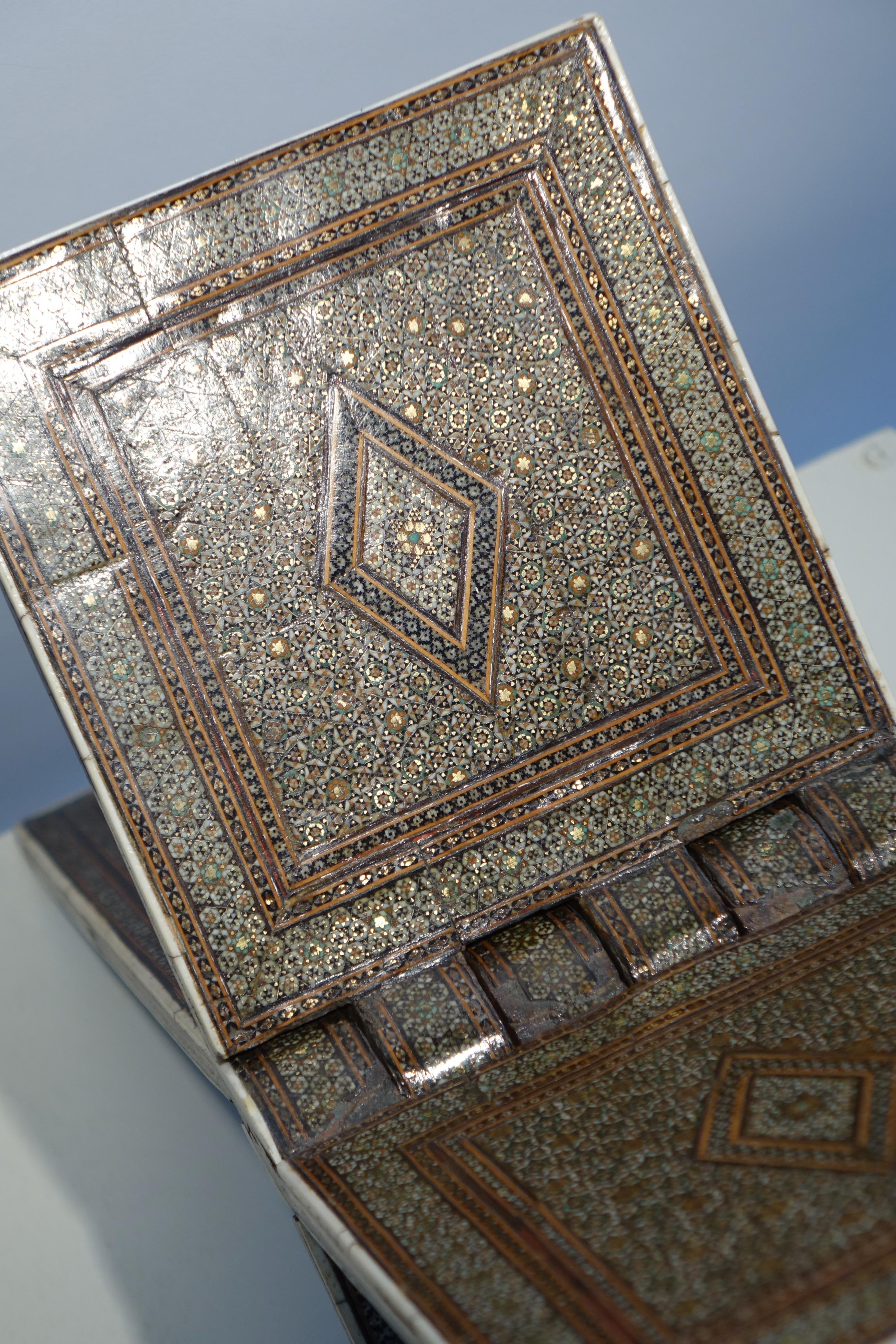 Koran-Intarsienhalter „khatam kari“ mit Intarsien, Persien, spätes 19. Jahrhundert (Messing) im Angebot