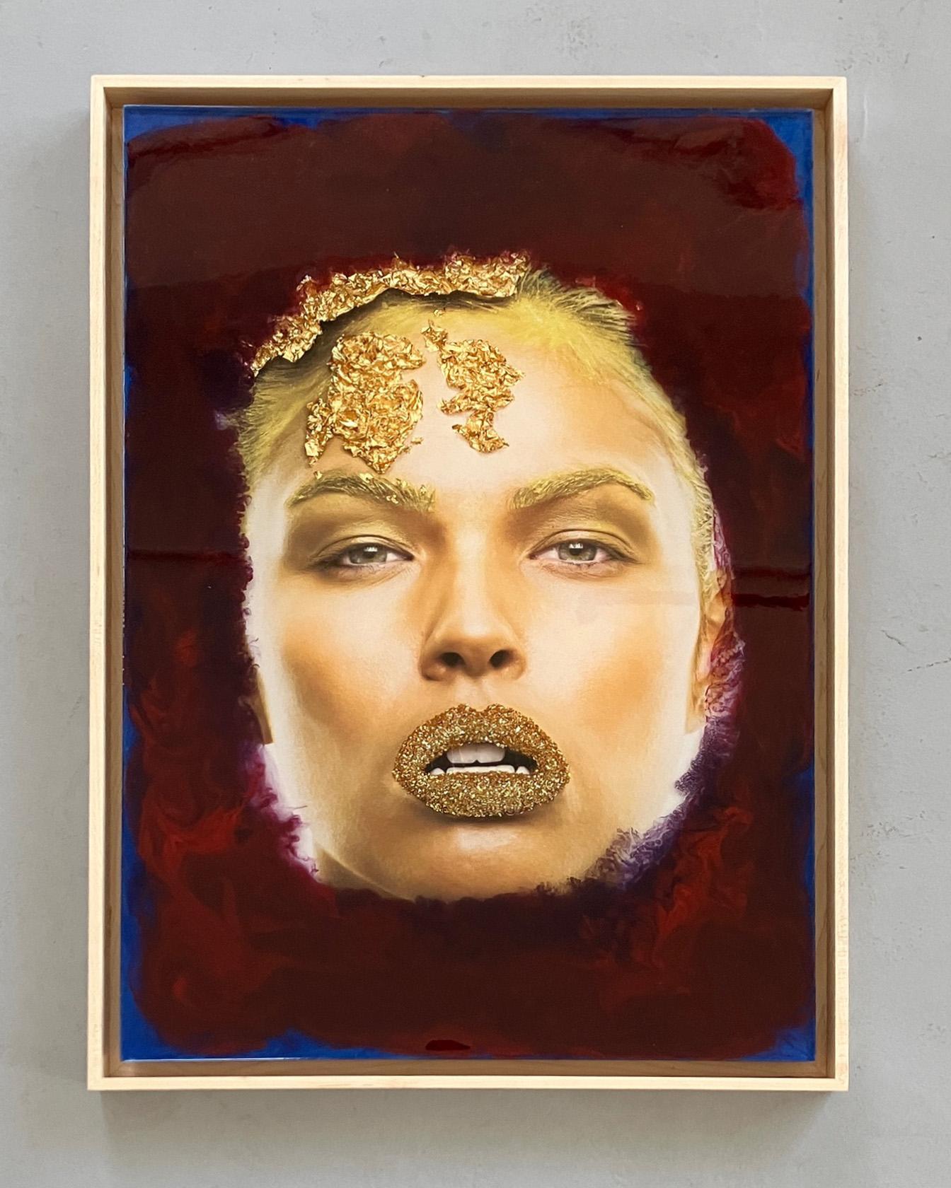 Gold Kiss 3D, 2023 by Koray Erkaya
Photograph printing directly on BBC metal. 24 carat gold leafs and gold glitters are processed on this print. Afterwards, epoxy is poured in layers and the coloring process is carried out. Each piece becomes a
