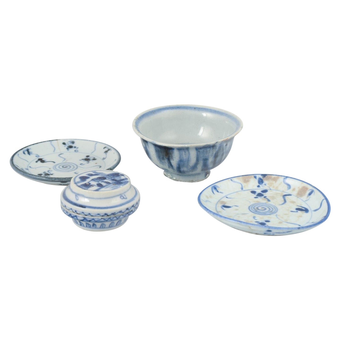 Korea. A collection of four porcelain pieces with blue-white decoration. For Sale