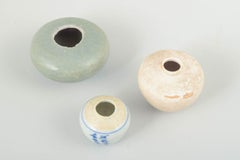 Korea. Satz von drei kleinen Keramikvasen in einfachen Formen, 19./20. Jh.