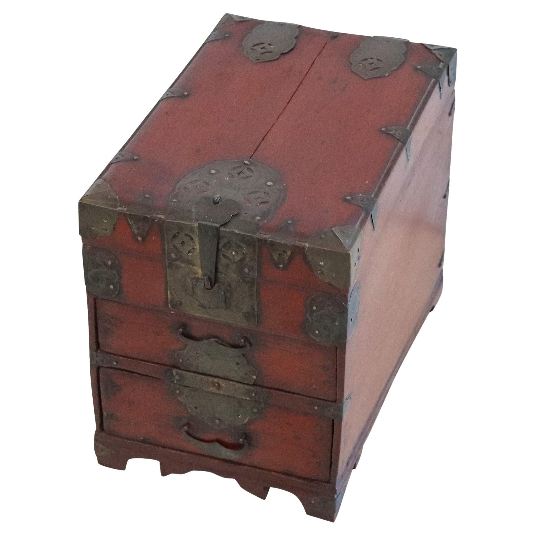 Scatola da tavolo per scrittura della dinastia Joseon del 1880 in Wood Wood patinato rossastro e bronzo