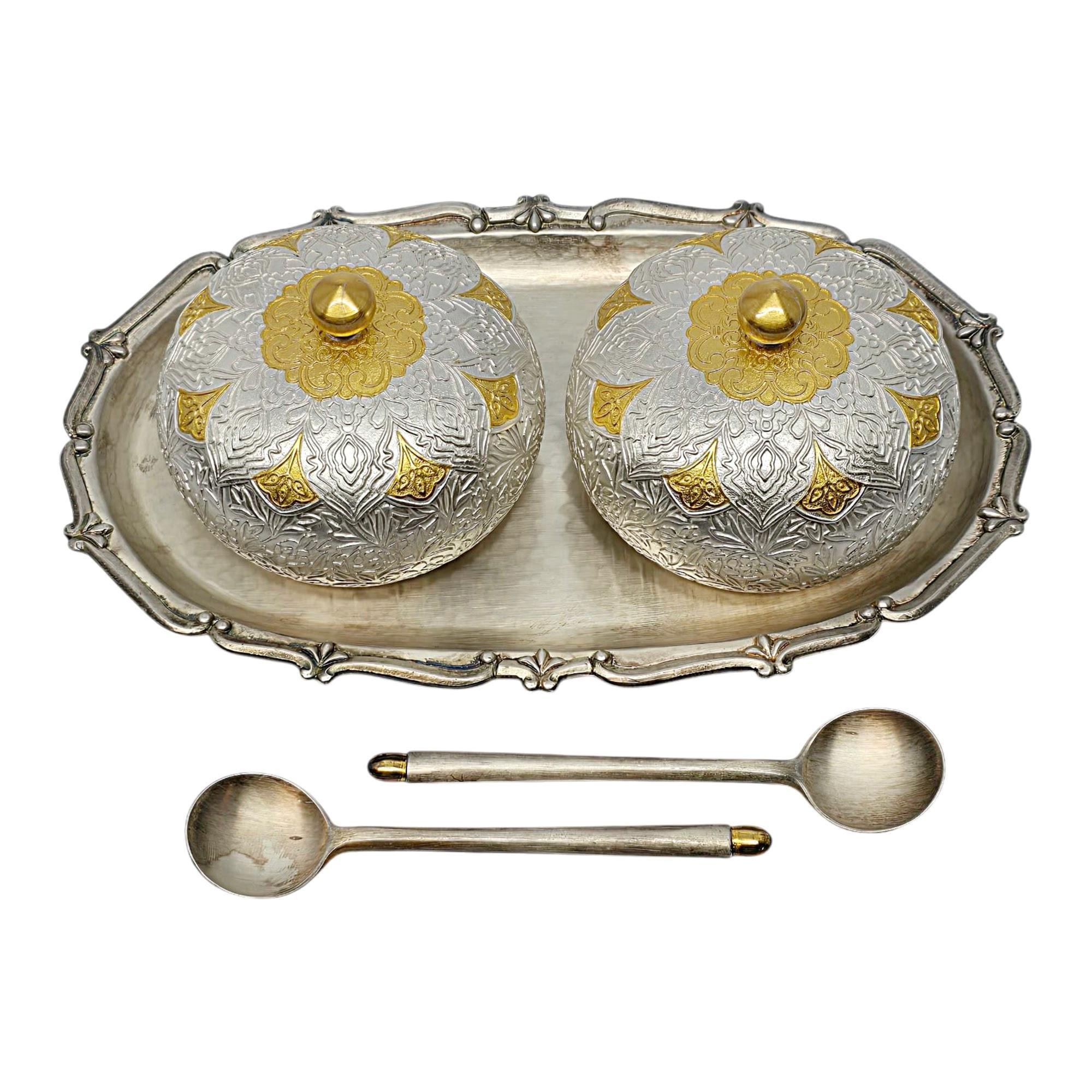 Set di ciotole per condimento, cucchiai e vassoi in argento 999 coreano con accenti dorati e scatola di velluto verde.

Nessun monogramma o incisione.

Realizzato in argento puro al 99% di alta qualità, questo bellissimo set comprende 2 ciotole con