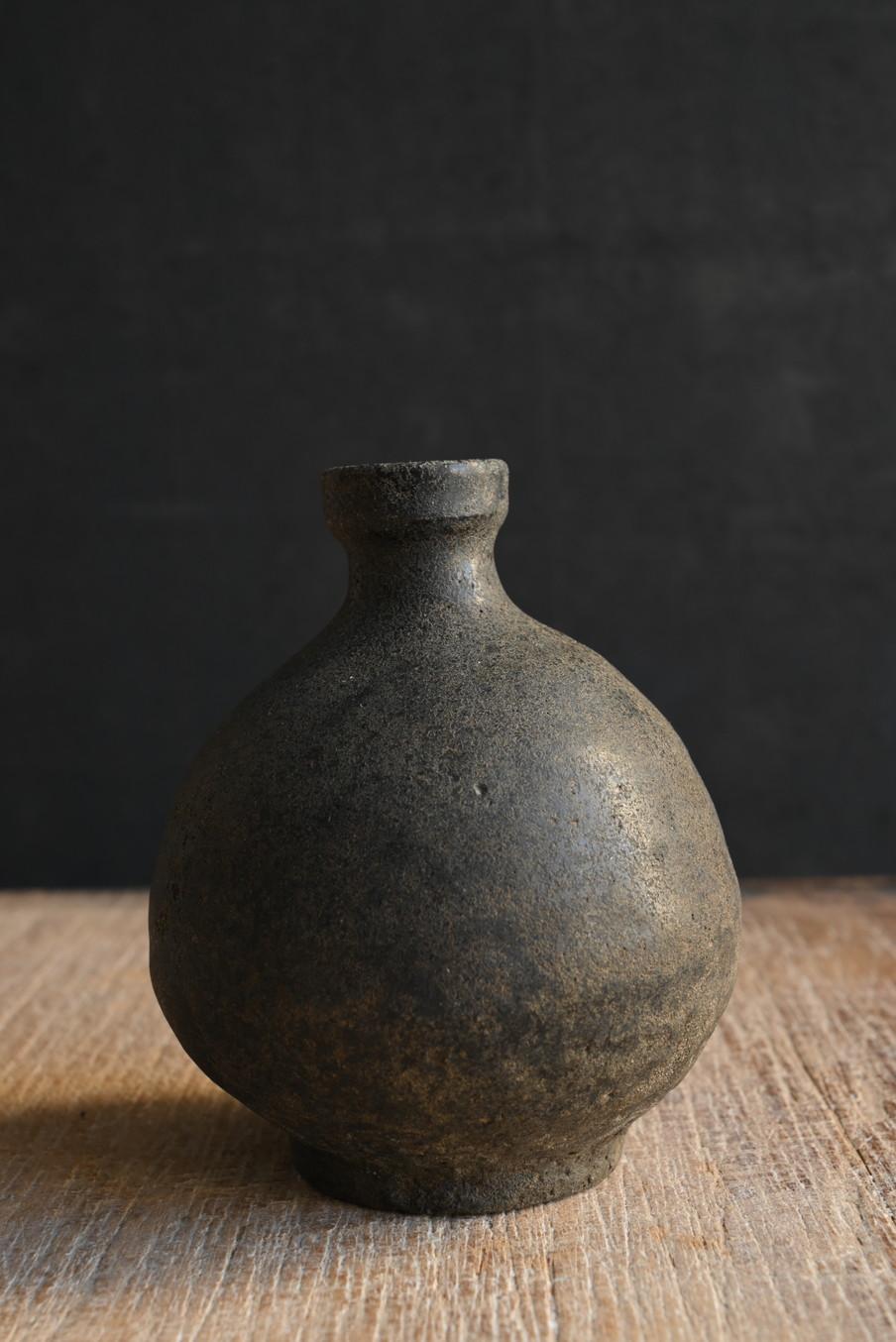 Korean antique black glaze pottery/Joseon period/15th-16th century/small vase In Good Condition For Sale In Sammu-shi, Chiba