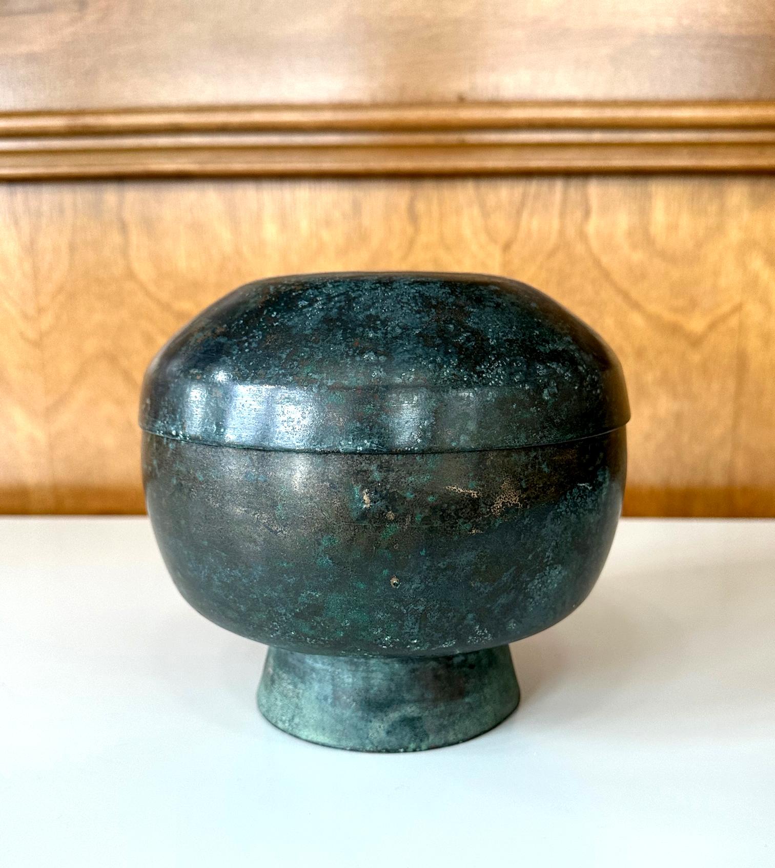 Korean Antique Bronze Footed Vessel with Lid Early Joseon Dynasty In Good Condition For Sale In Atlanta, GA