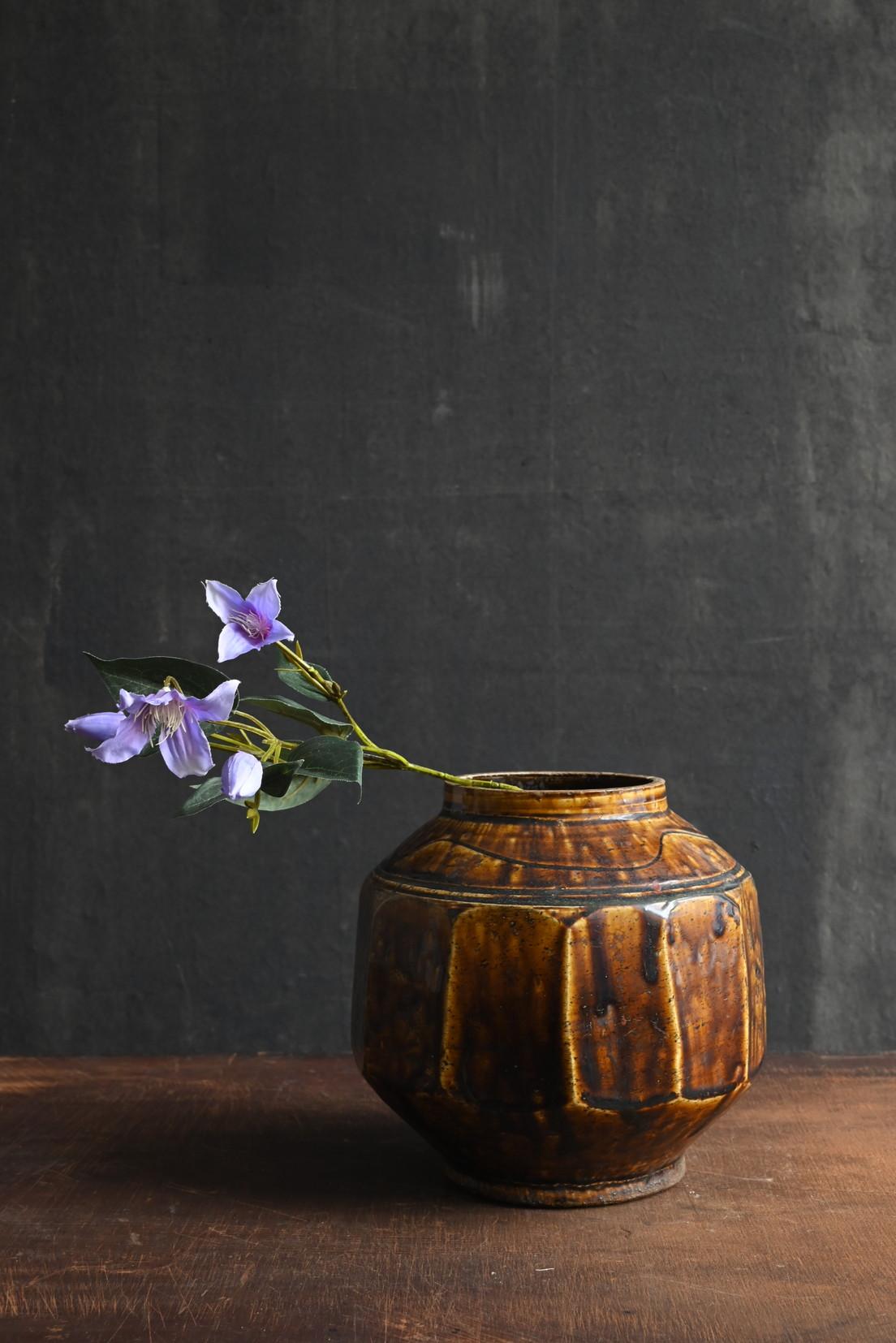 Les vases et les pots Joseon sont surtout connus pour leur magnifique porcelaine blanche et leurs motifs bleus et blancs. Ces céramiques, produites pour la royauté et l'aristocratie, ont séduit de nombreuses personnes par leurs formes bien